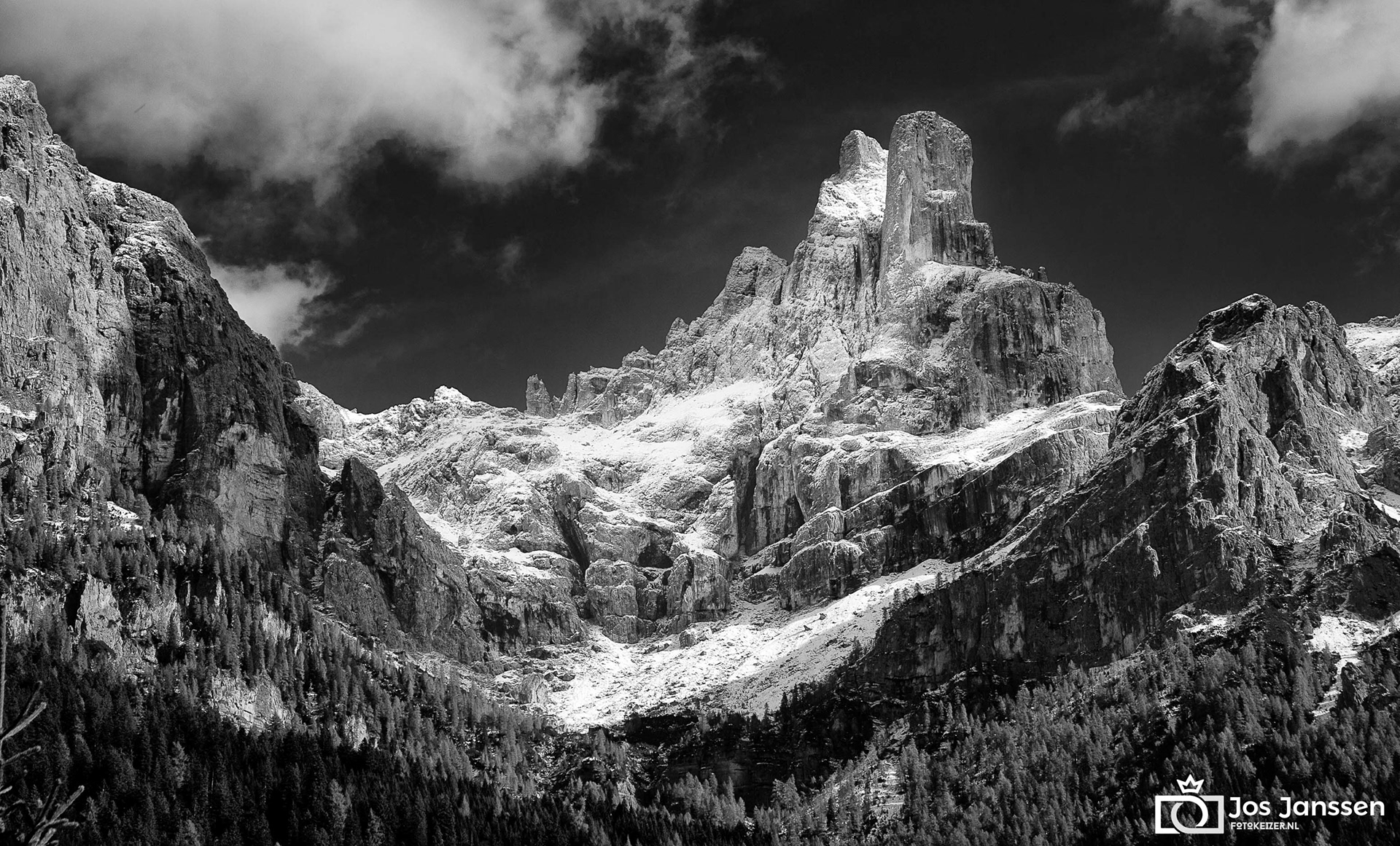 Contrastrijk Dolomieten berglandschap (Canon 30D)
