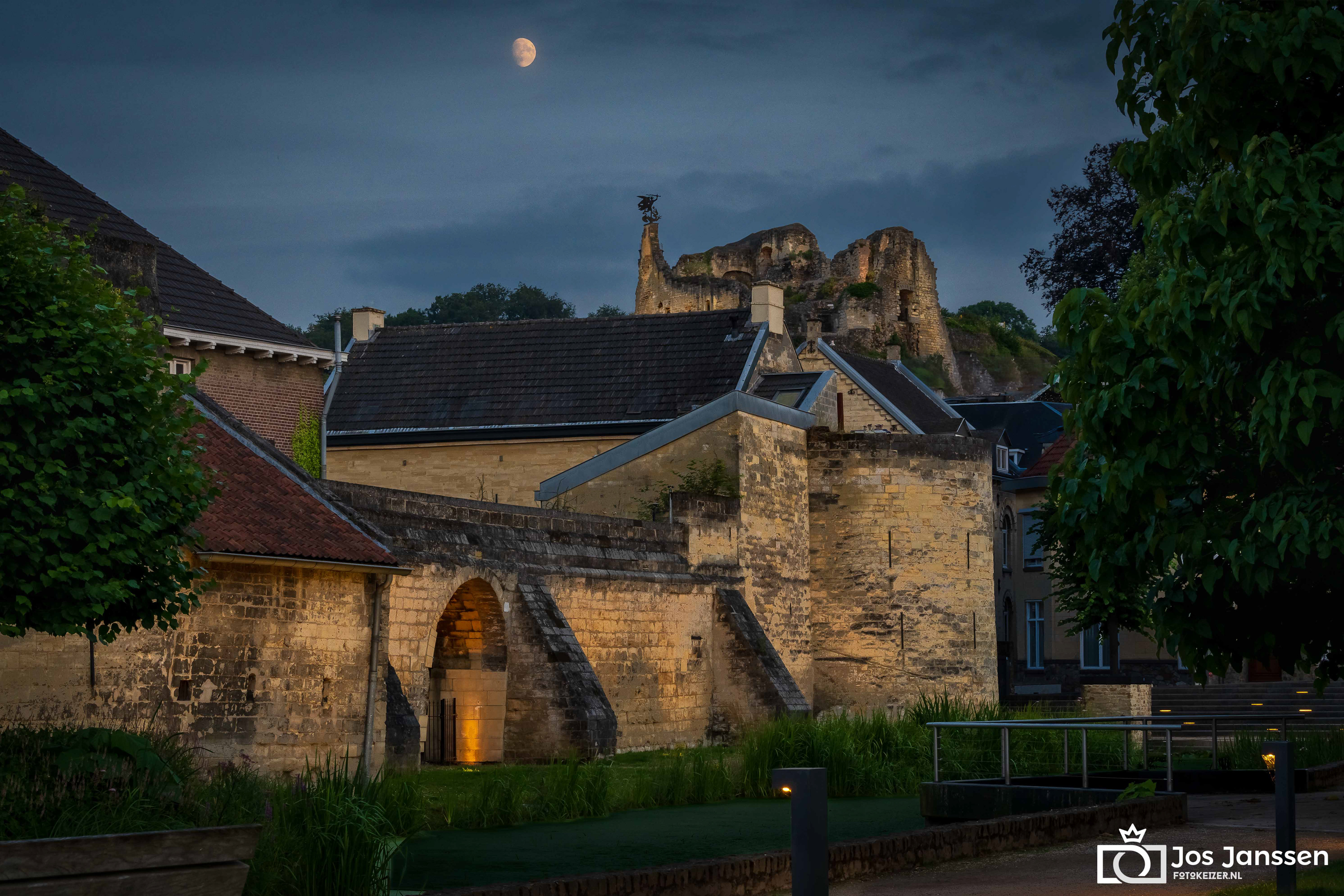 Maan boven kasteelruïne Valkenburg aan de Geul (Sony A7 III)