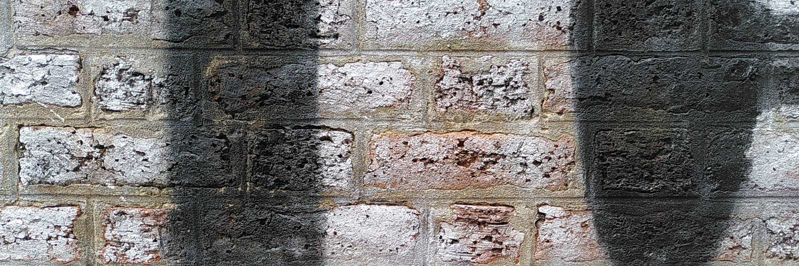 Mur de briques tagué