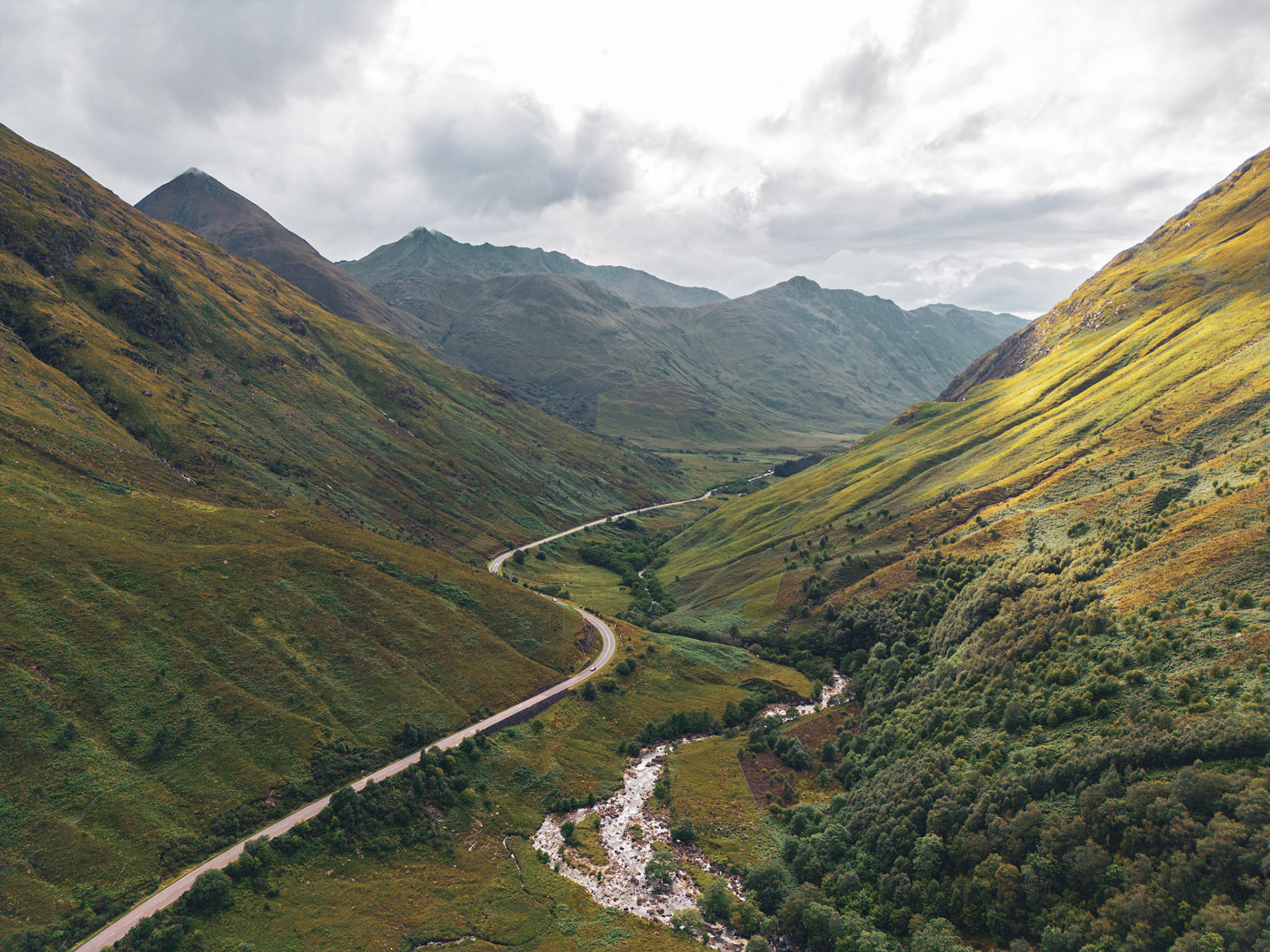 Strade che scompaiono tra le montagne