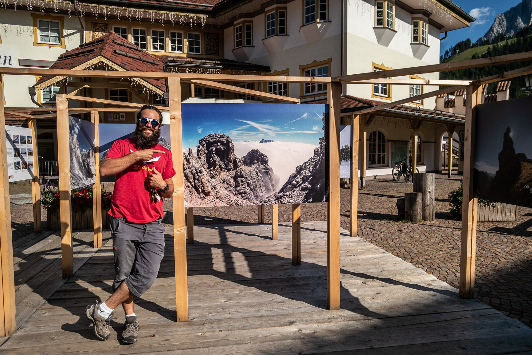 Elia di fronte alla sua immagine esposta a Pozza di Fassa, Dolomiti