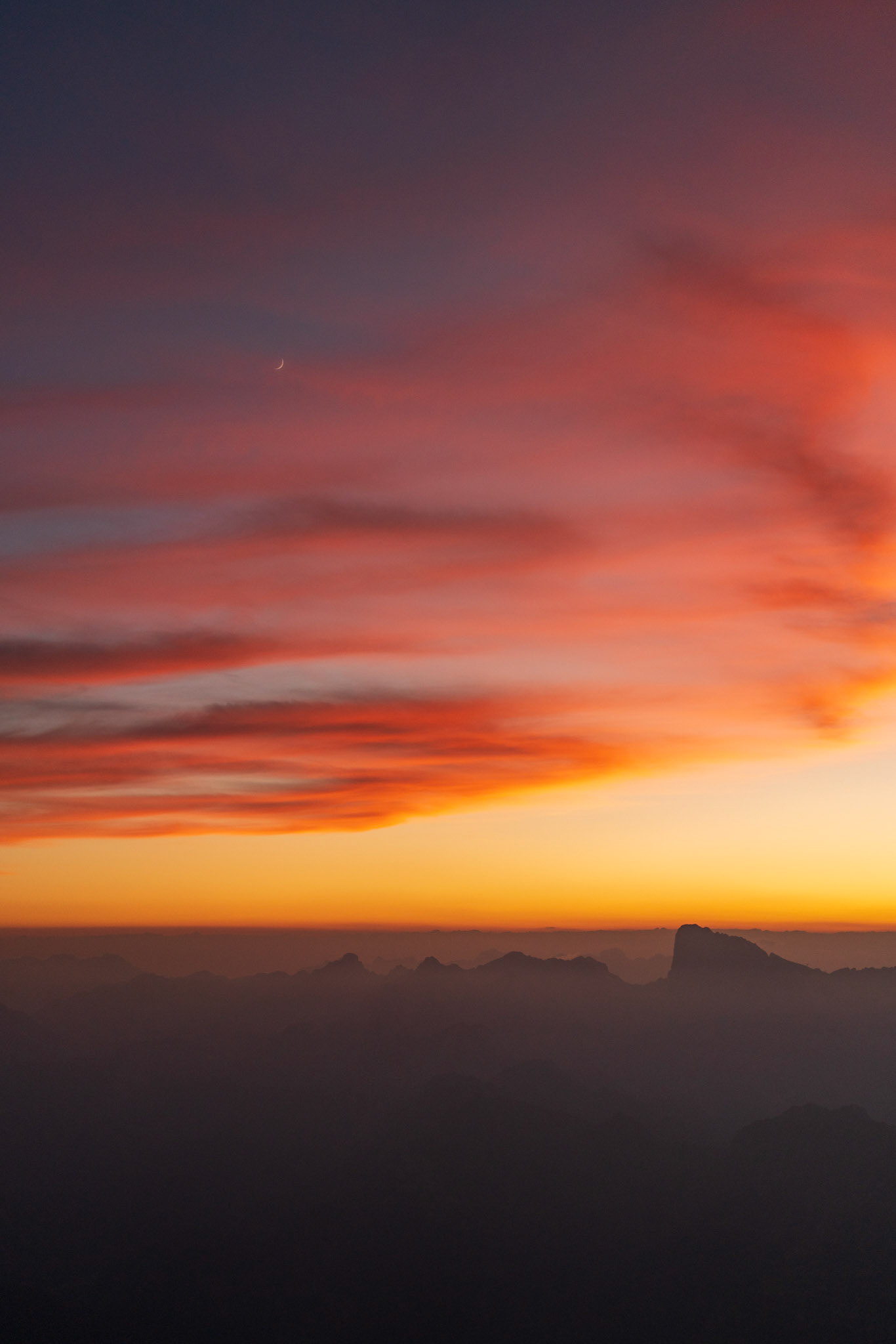 Dalla cima del Monte Civetta, uno sguardo tranquillo e velato sulla regina delle Dolomiti, la Marmolada.