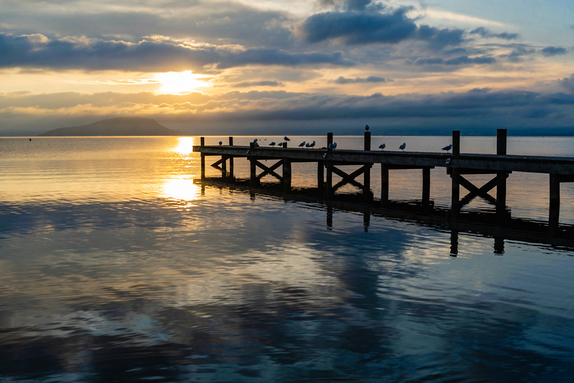 View from the foreshore over Lake Rotorua as the sun rises.