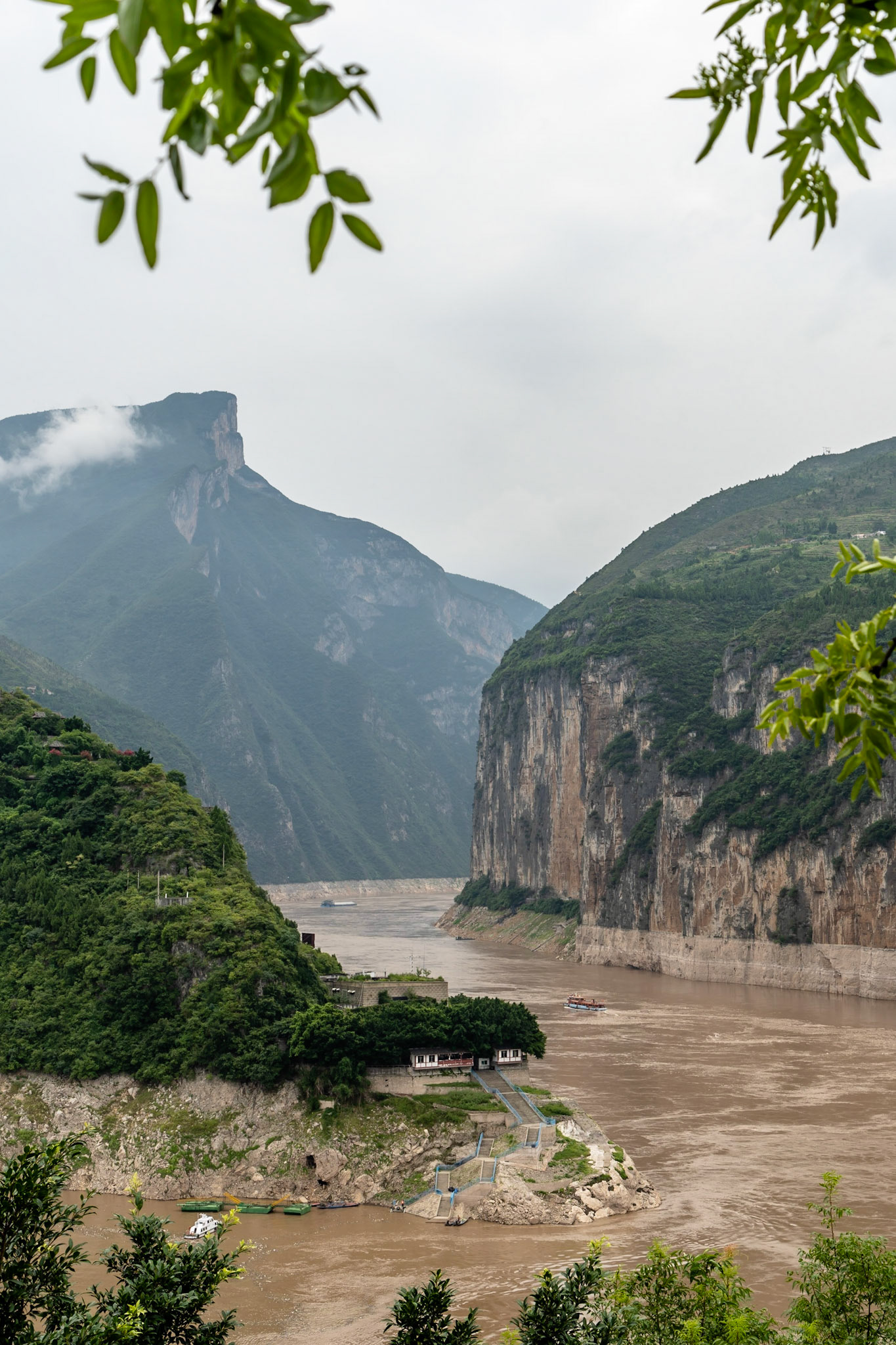 The Qutang Gorge can be viewed from the White Emperor City- featured on the back of the 10 yuan note.