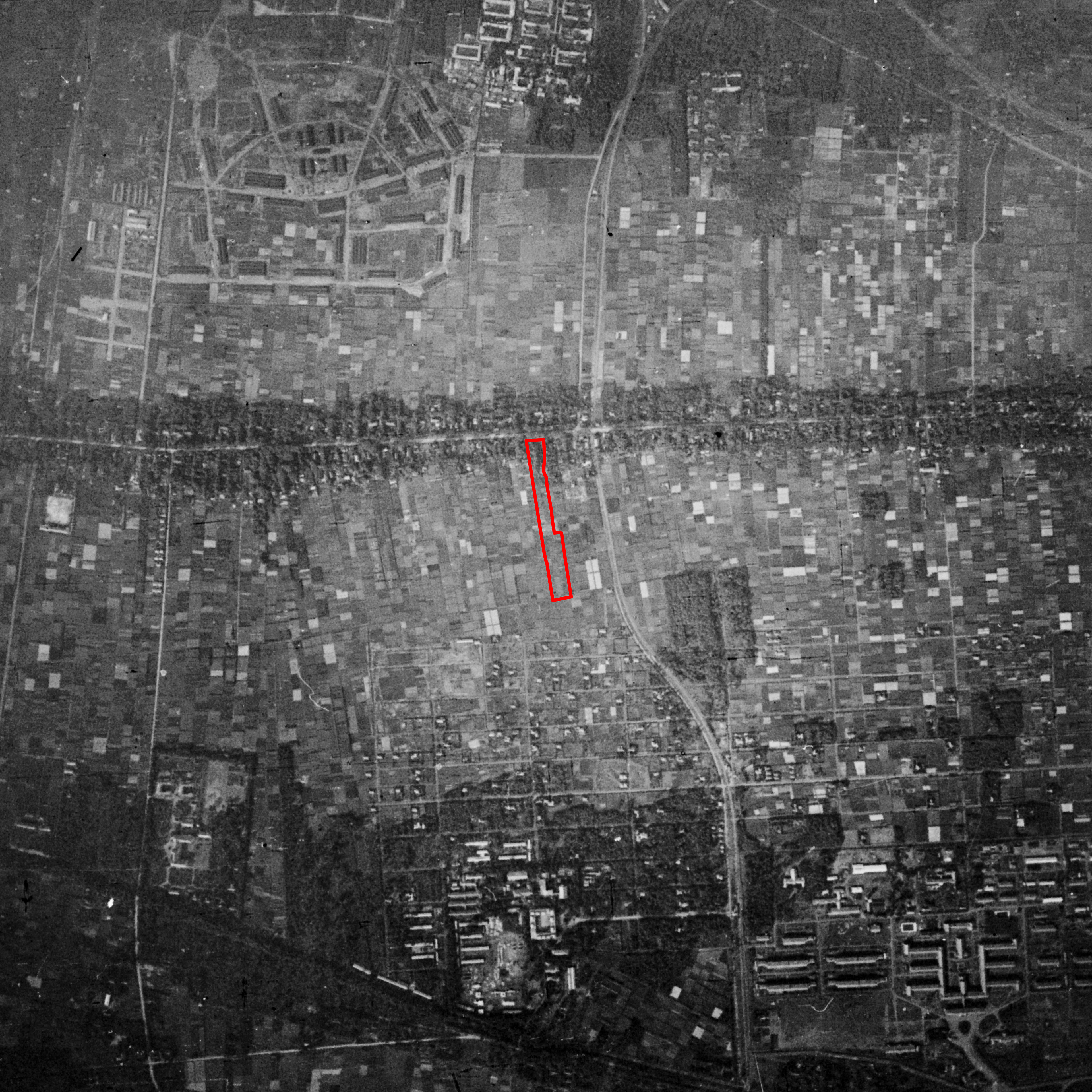 In 1944, there are a lot of agricultural lands. Also, we cand see green path along the irrigation channel clearly.