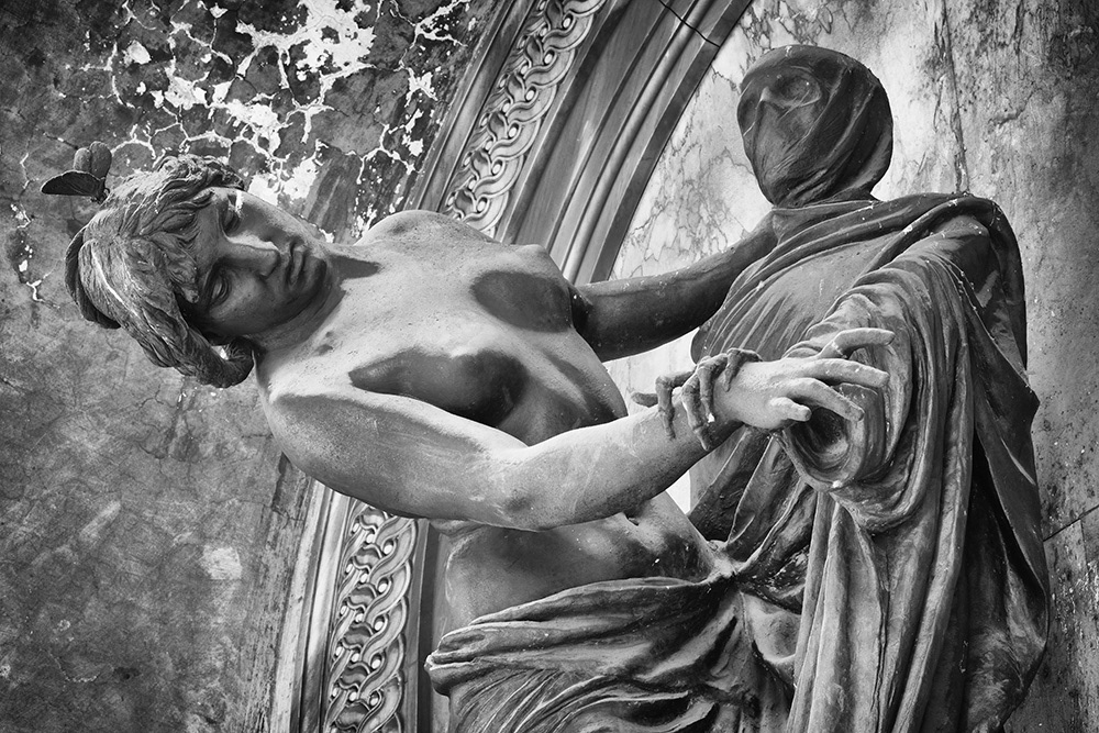 Sensually stretched sideways, a woman, depicted in fascinating physicality, vehemently tries to escape rigid death.