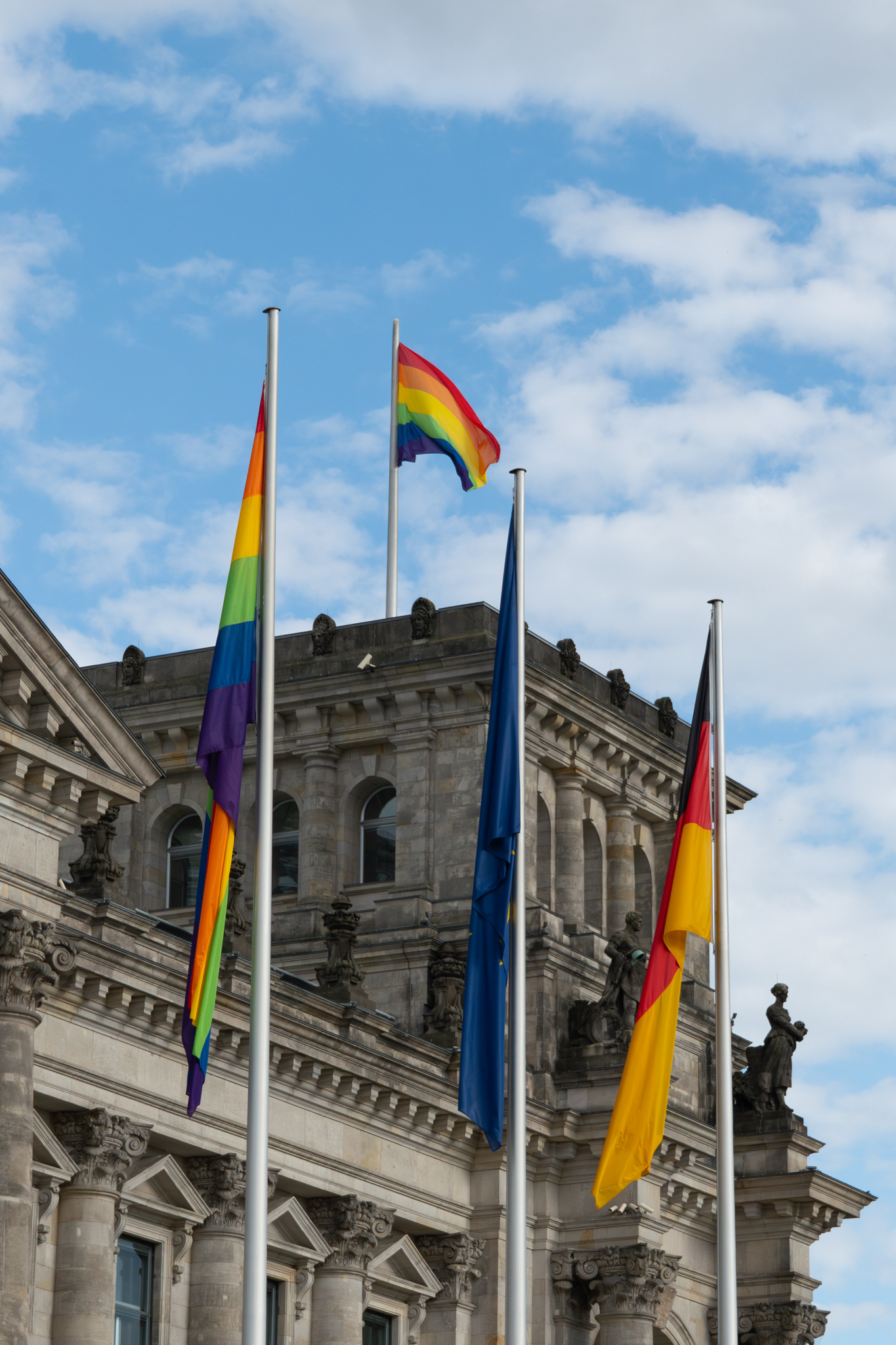 Regenbogenflagge weht auf dem Deutschen Bundestag.