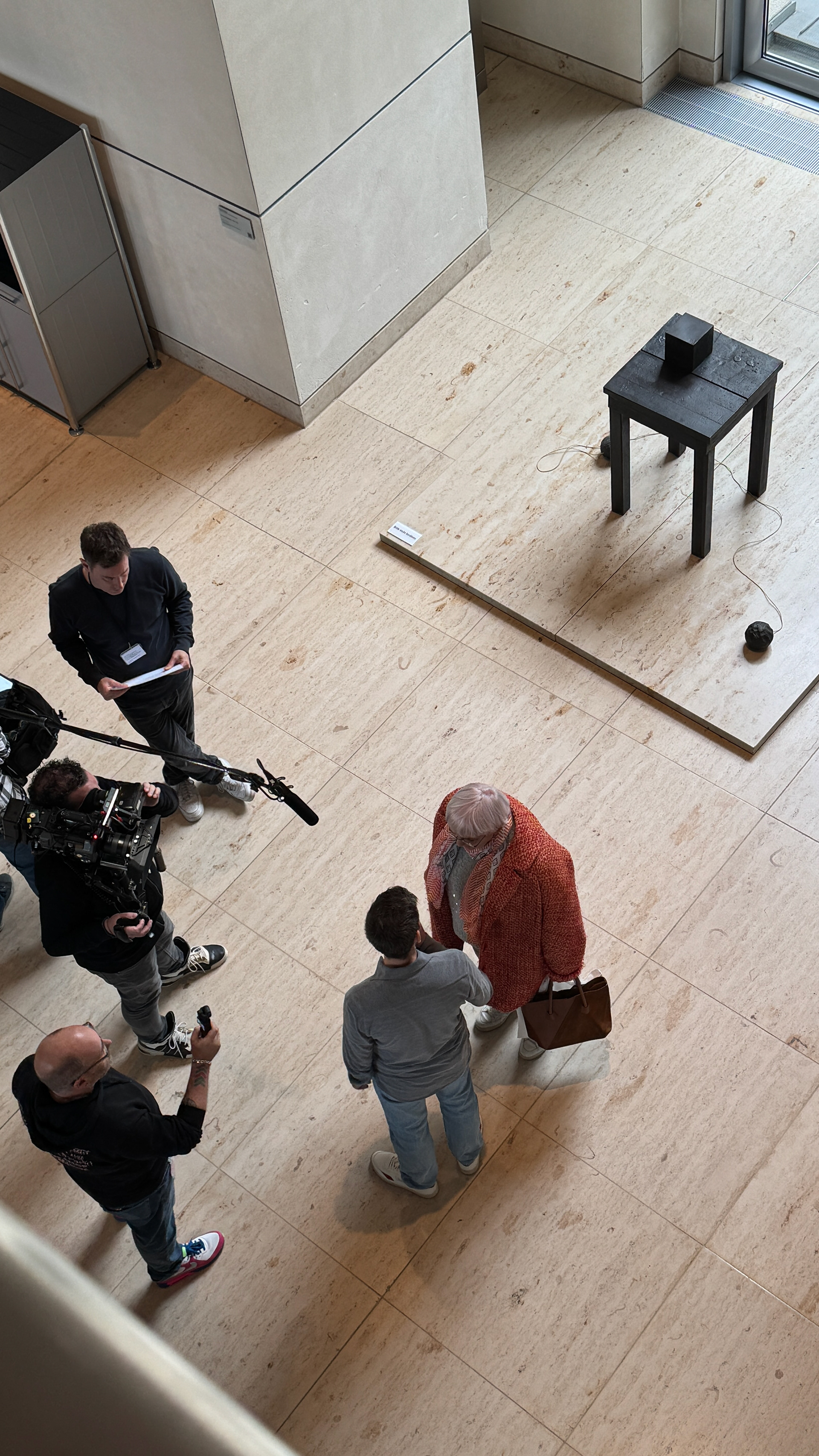 Blick von der "Besucherebene" auf den Dreh der "heute show" mit Claudia Roth und Fabian Köster.