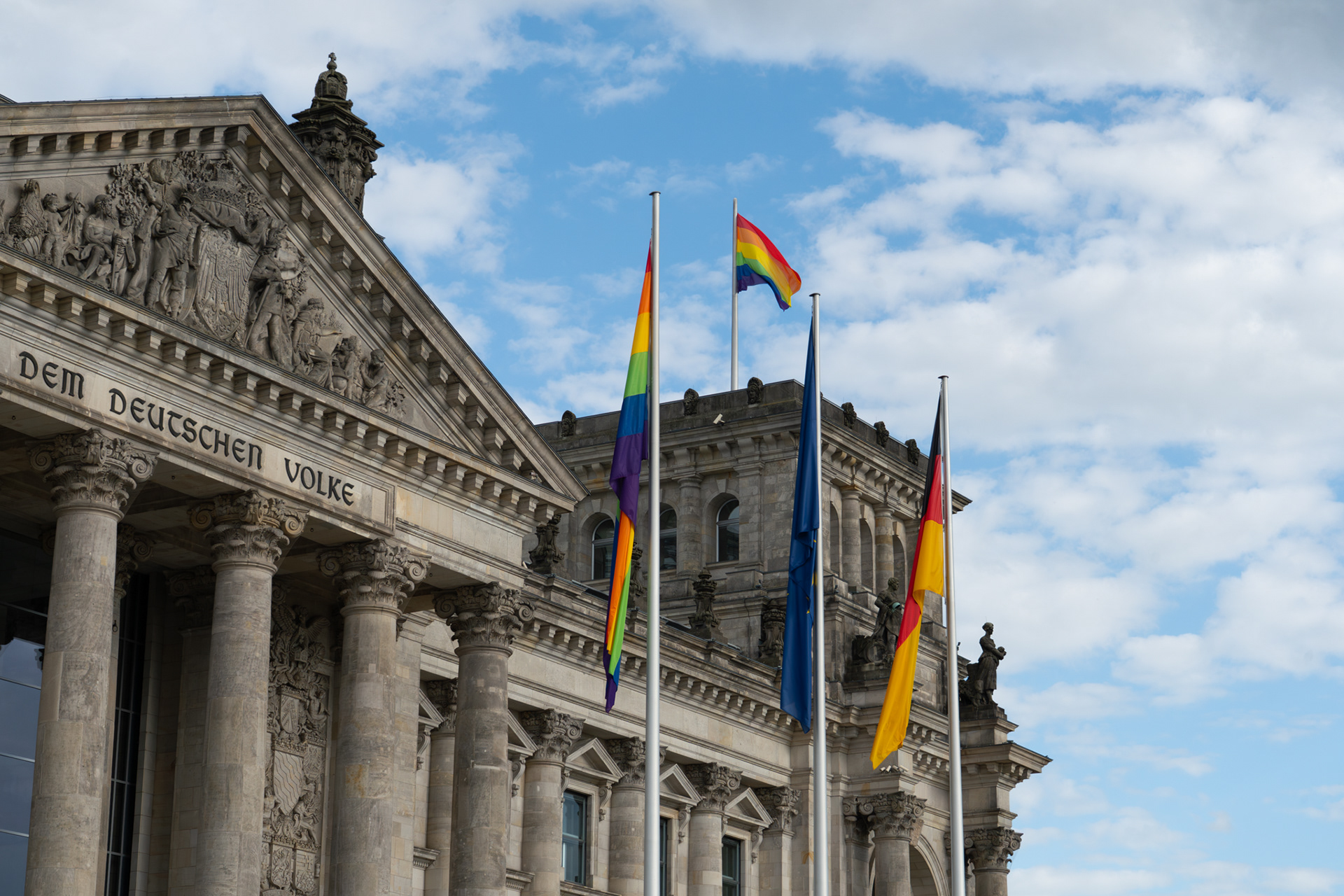 Regenbogenflagge weht auf dem Deutschen Bundestag.