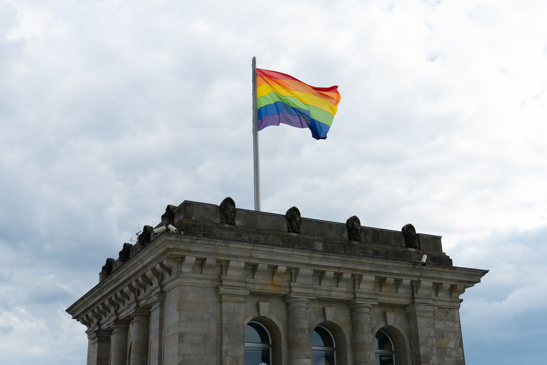 Regenbogenflagge weht auf dem Deutschen Bundestag.