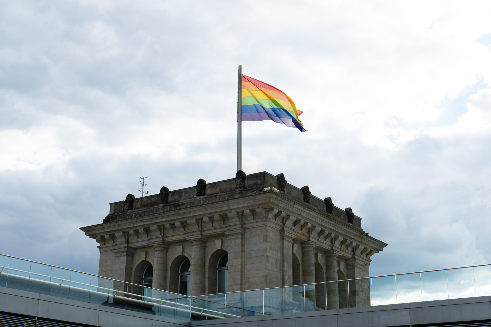 Regenbogenflagge weht auf dem Deutschen Bundestag.