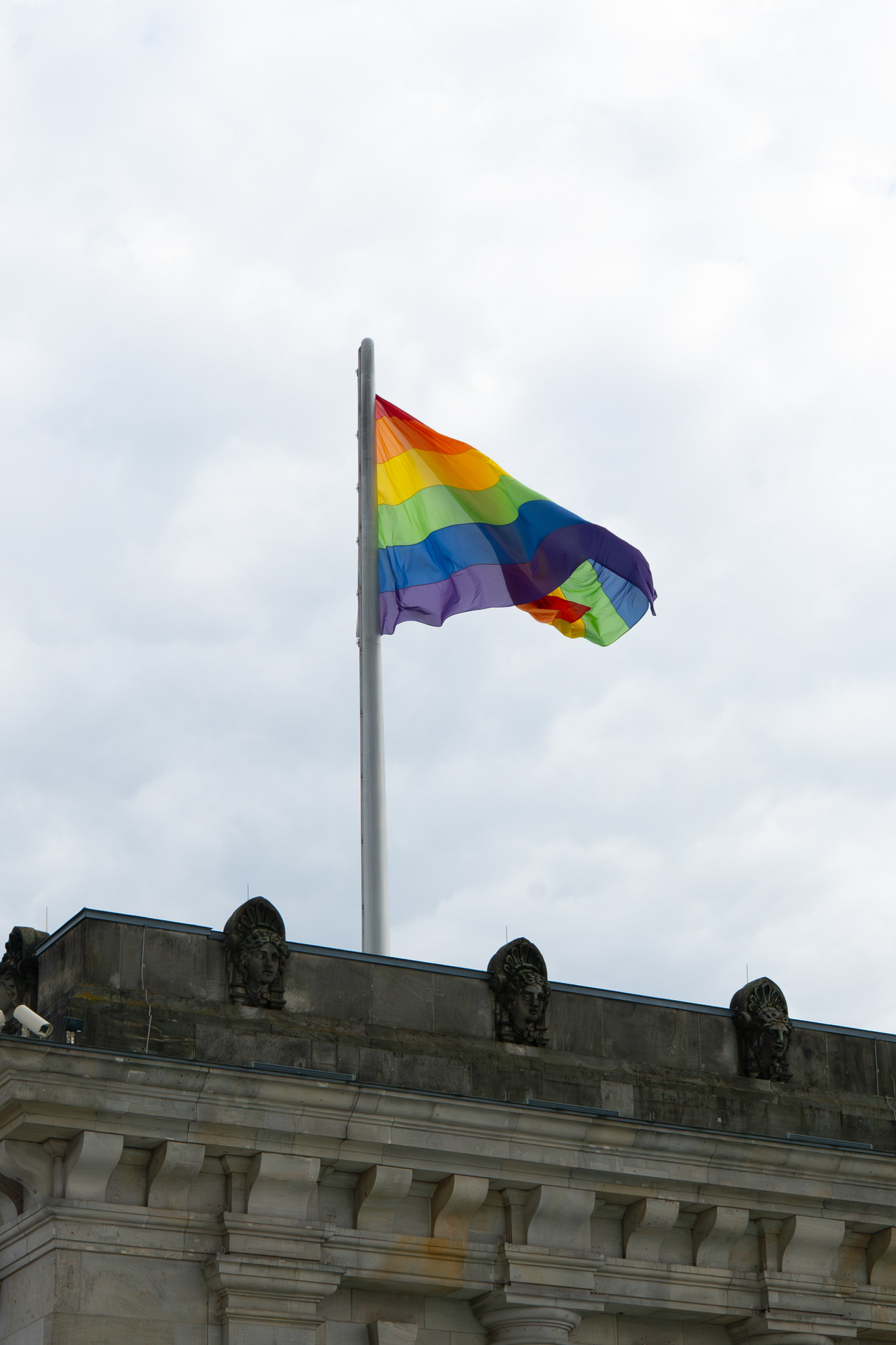 Regenbogenflagge weht auf dem Deutschen Bundestag.