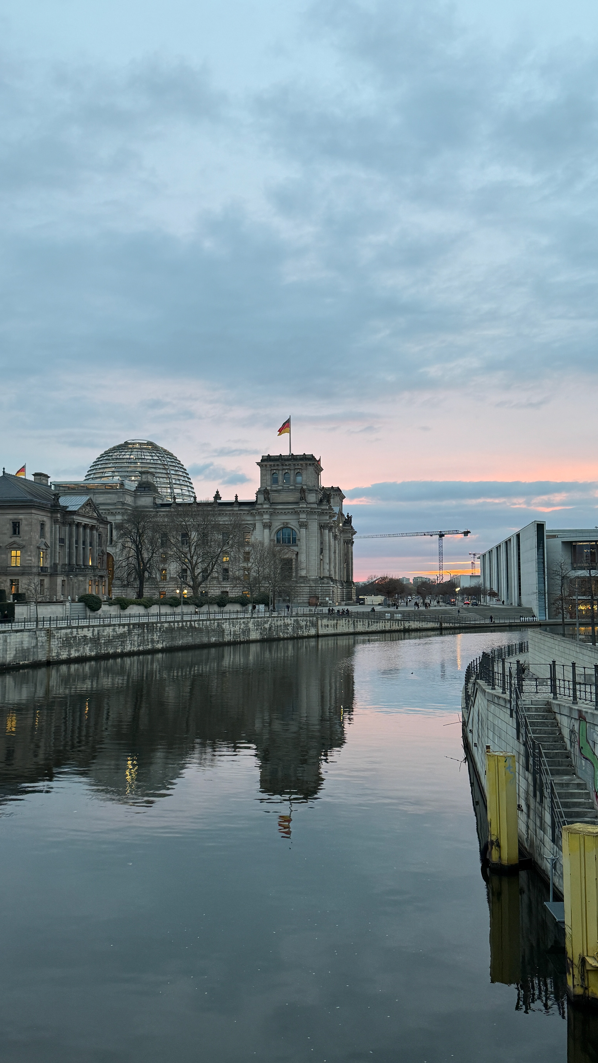 Bild vom Regierungsviertel in Berlin (Reichstag) bei Sonnenuntergang).