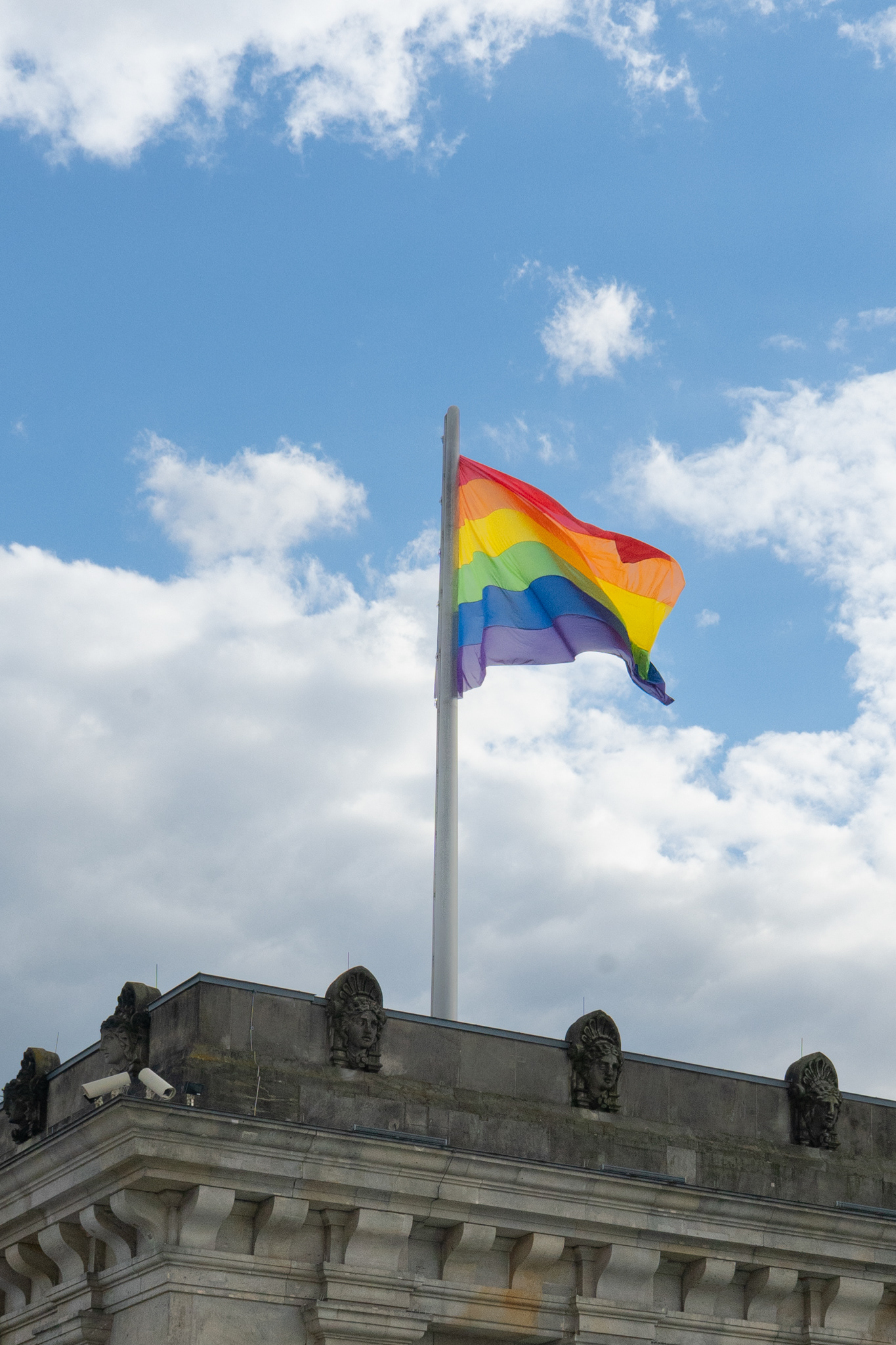 Regenbogenflagge weht auf dem Deutschen Bundestag.