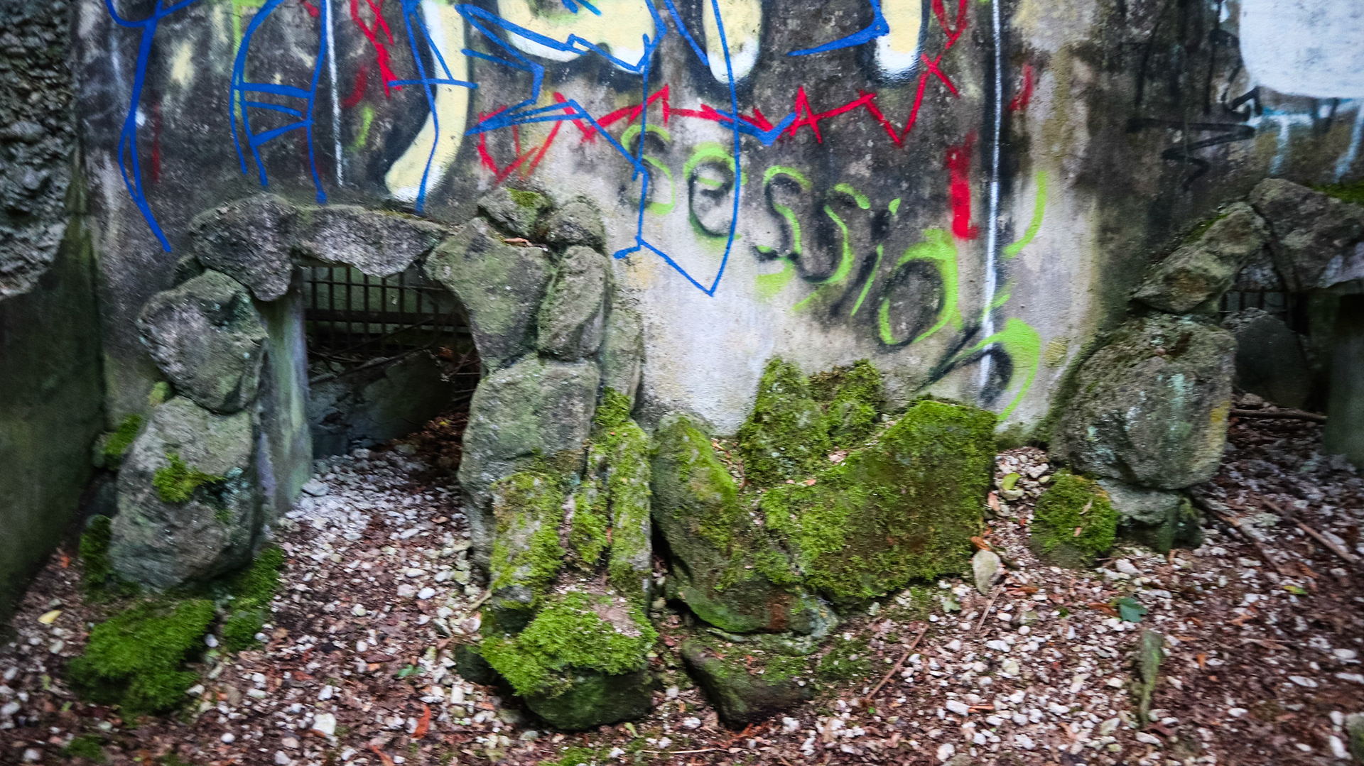 wir haben an diesem Tag ein kleines Abenteuer in die Vergangenheit unternommen. Der Zoo Tübingen wurde 1919 geschlossen. Die Ruinen die man dort heute noch antrifft sind also 100 Jahre alt. Spannend. Leo hat es sehr viel Spaß gemacht