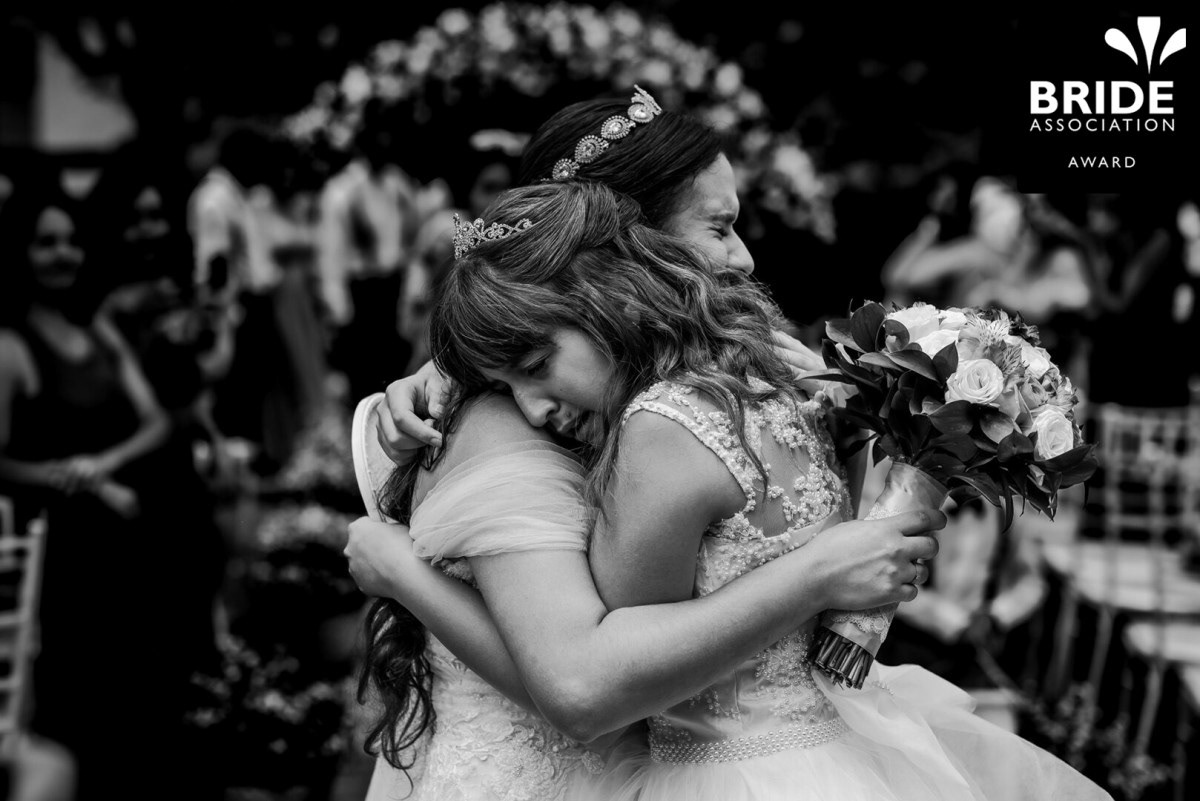 Tivemos a nossa primeira foto premiada na maior associação de fotografia e filme de casamentos do Brasil, a Bride Association, onde vários fotógrafos renomados nacionalmente e internacionalmente enviam suas fotos para serem avaliadas por jurados do mundo todo. 