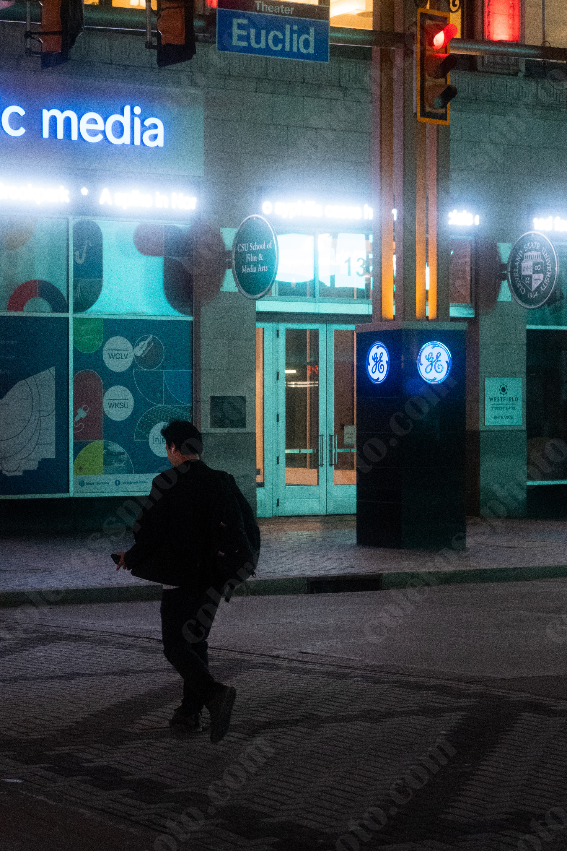70mm, f/5.6, 1/250, ISO12800