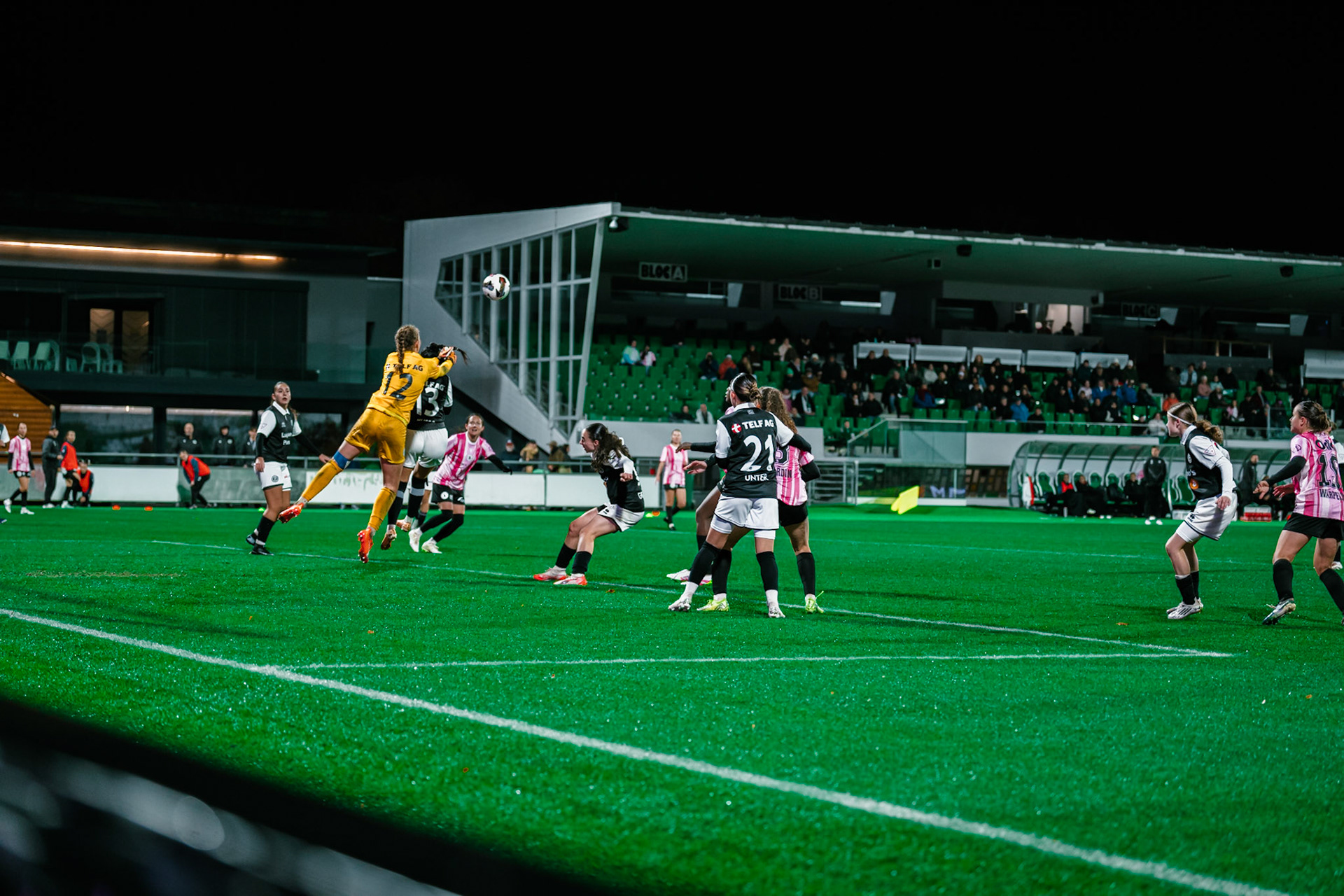 Match de championnat LNB féminine opposant Yverdon Sport FC et le FC Lugano au Stade Municipal, Yverdon-les-Bains. (Christian António / LibsVisuals.com)