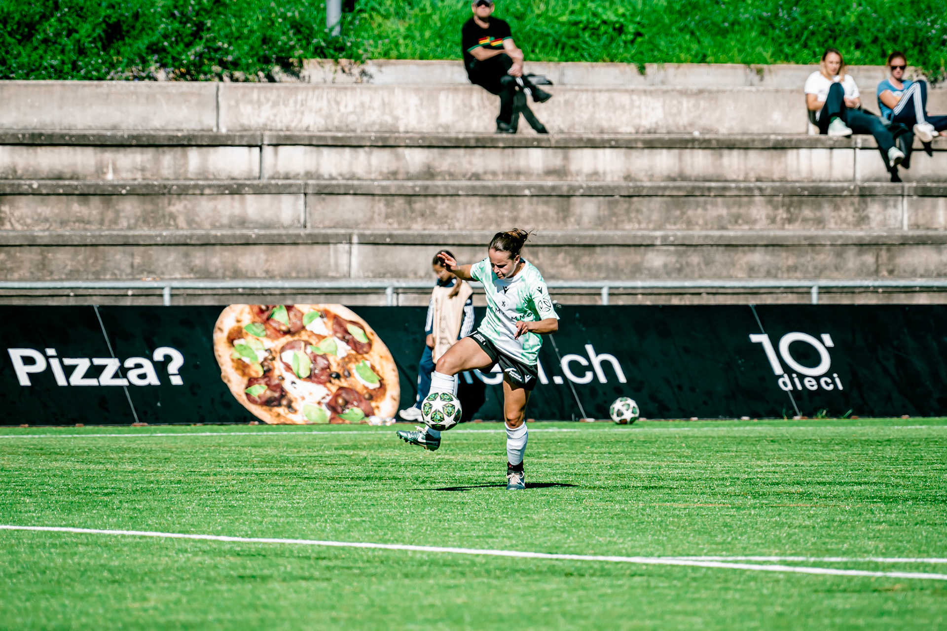 Match de championnat LNB (féminine) opposant l’Etoile Carouge FC à Yverdon Sport FC au Stade de la Fontenette à Carouge. (Christian António/LibsVisuals.com)