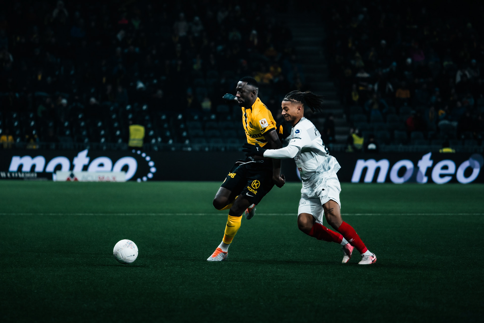 Silvere Ganvoula, Attaquant du BSC Young Boys et Stéphane Cueni, Milieu du FC Winterthur lors du match entre BSC Young Boys et FC Winterthur au Stadion Wankdorf. (Christian António/LibsVisuals.com)