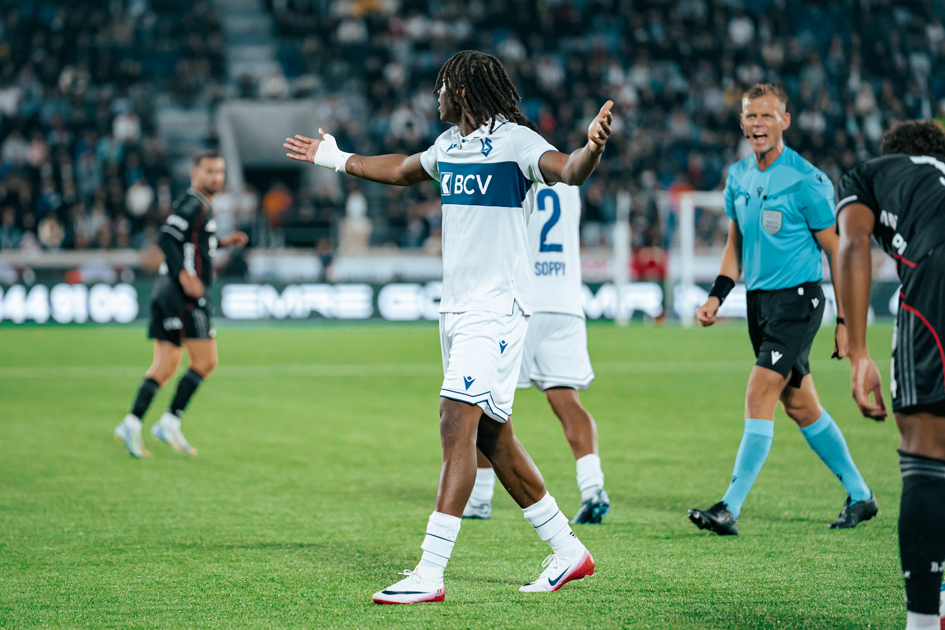 Match aller du tour de barrage de l’UEFA Europa Conference League 2025/26 opposant Lausanne-Sport et le Beşiktaş JK au Stade de la Tuilière. (Christian António/LibsVisuals.com)