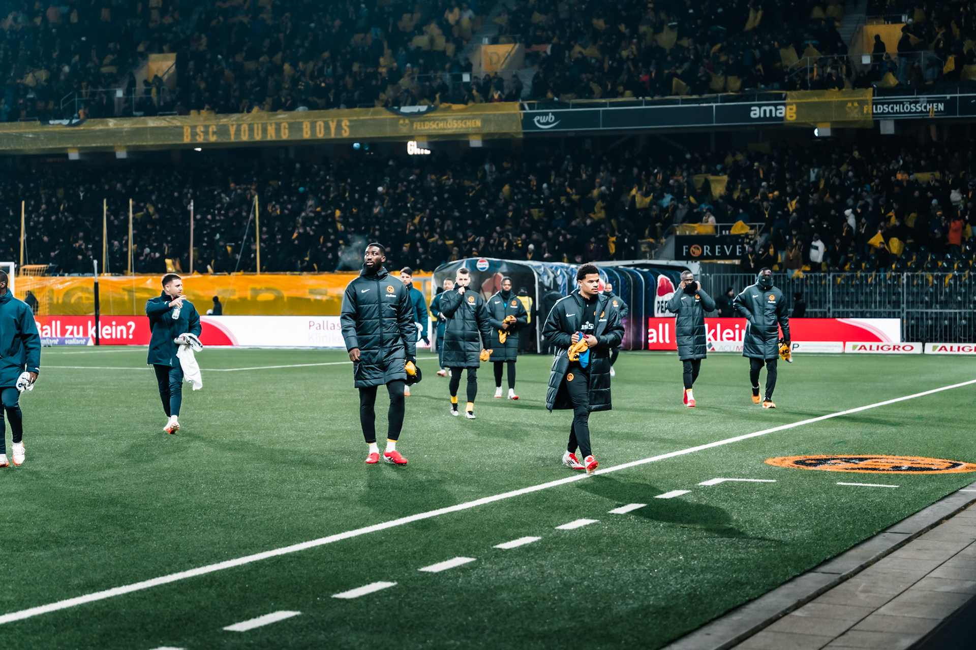 Sortie des équipes des vestiaires lors du match entre BSC Young Boys et FC Winterthur au Stadion Wankdorf. (Christian António/LibsVisuals.com)