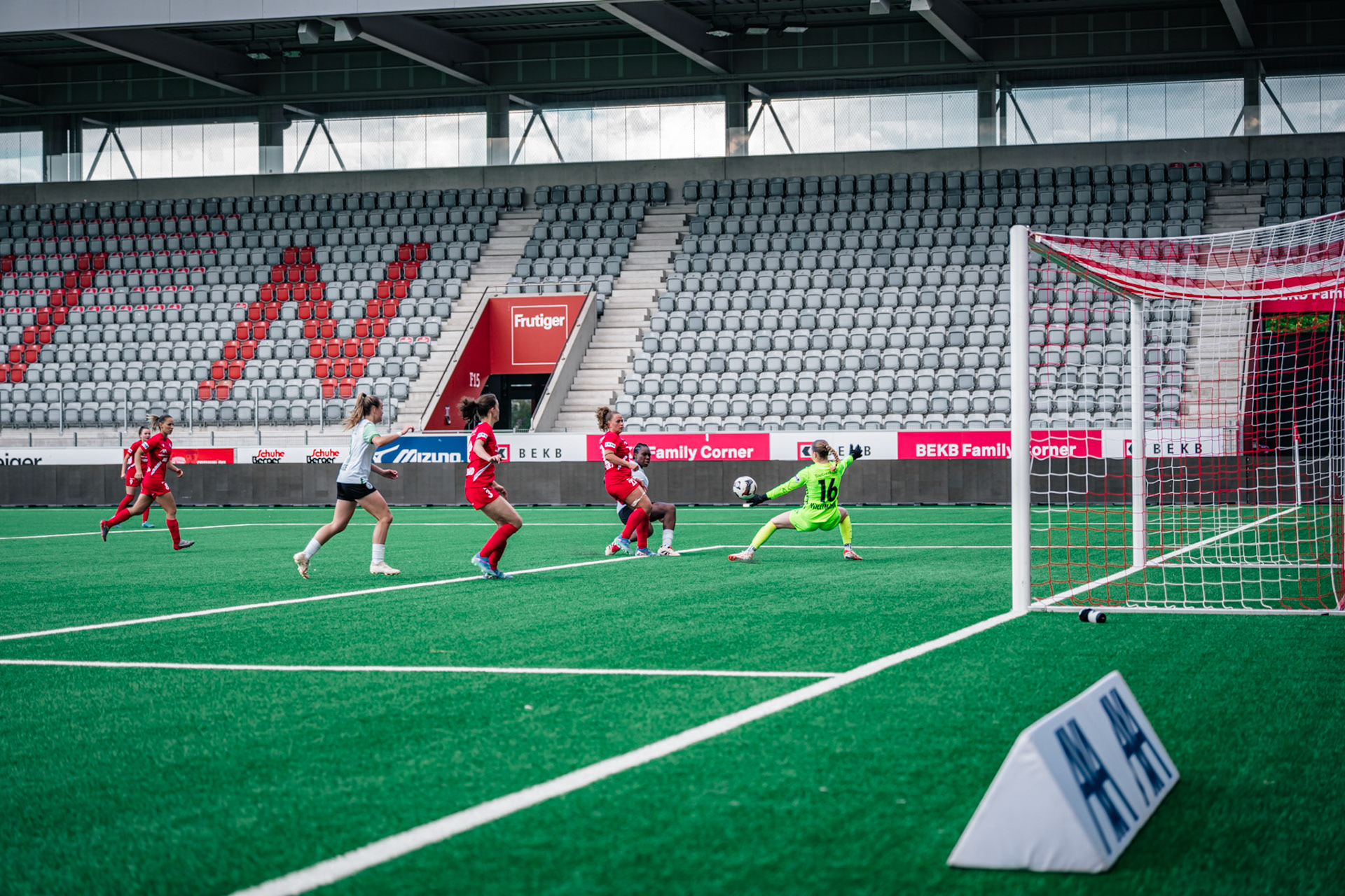 Frauenteam Thun Berner-Oberland et Yverdon Sport FC à la Stockhorn Arena. (Christian António/LibsVisuals.com)