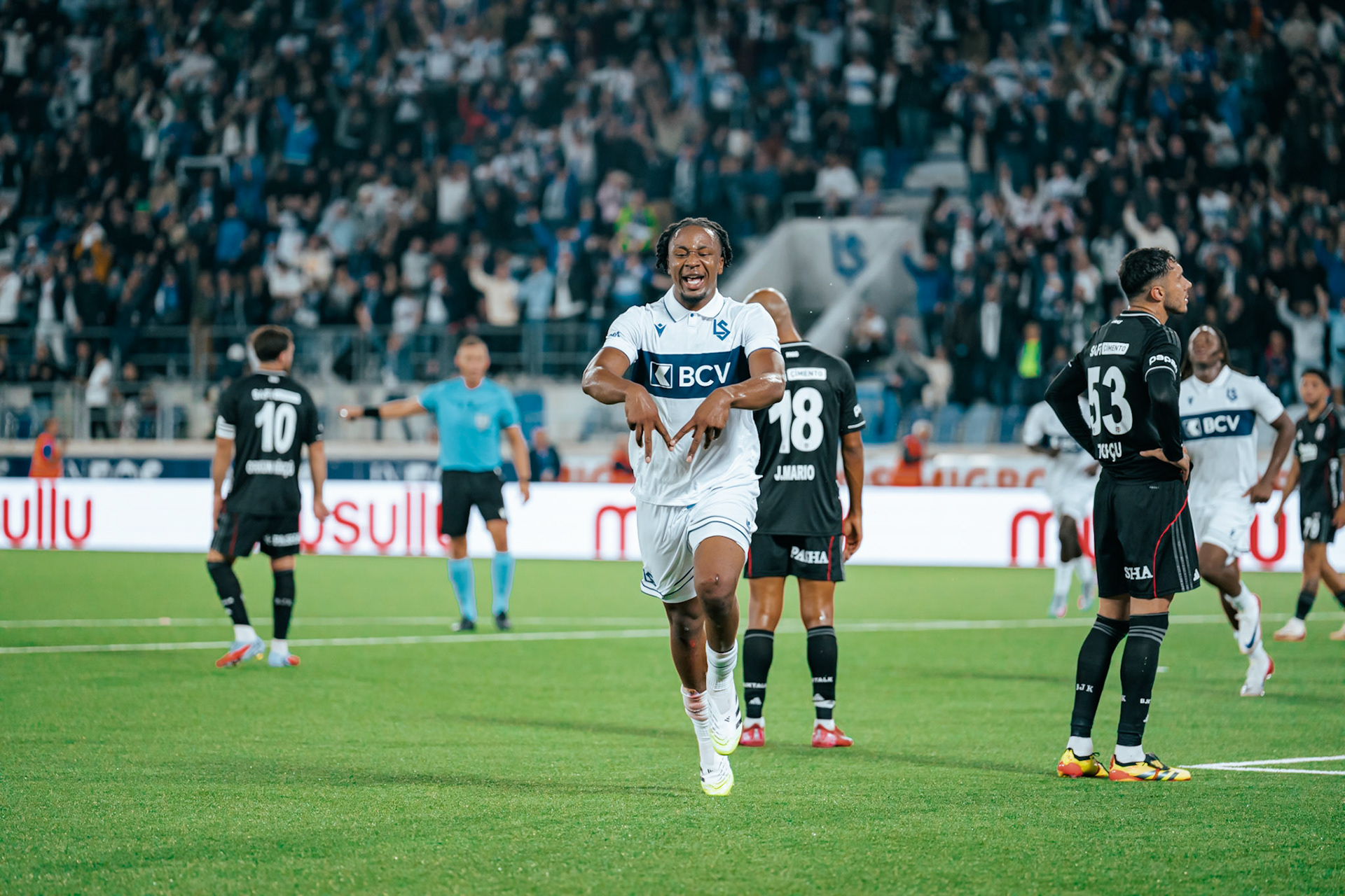 Match aller du tour de barrage de l’UEFA Europa Conference League 2025/26 opposant Lausanne-Sport et le Beşiktaş JK au Stade de la Tuilière. (Christian António/LibsVisuals.com)