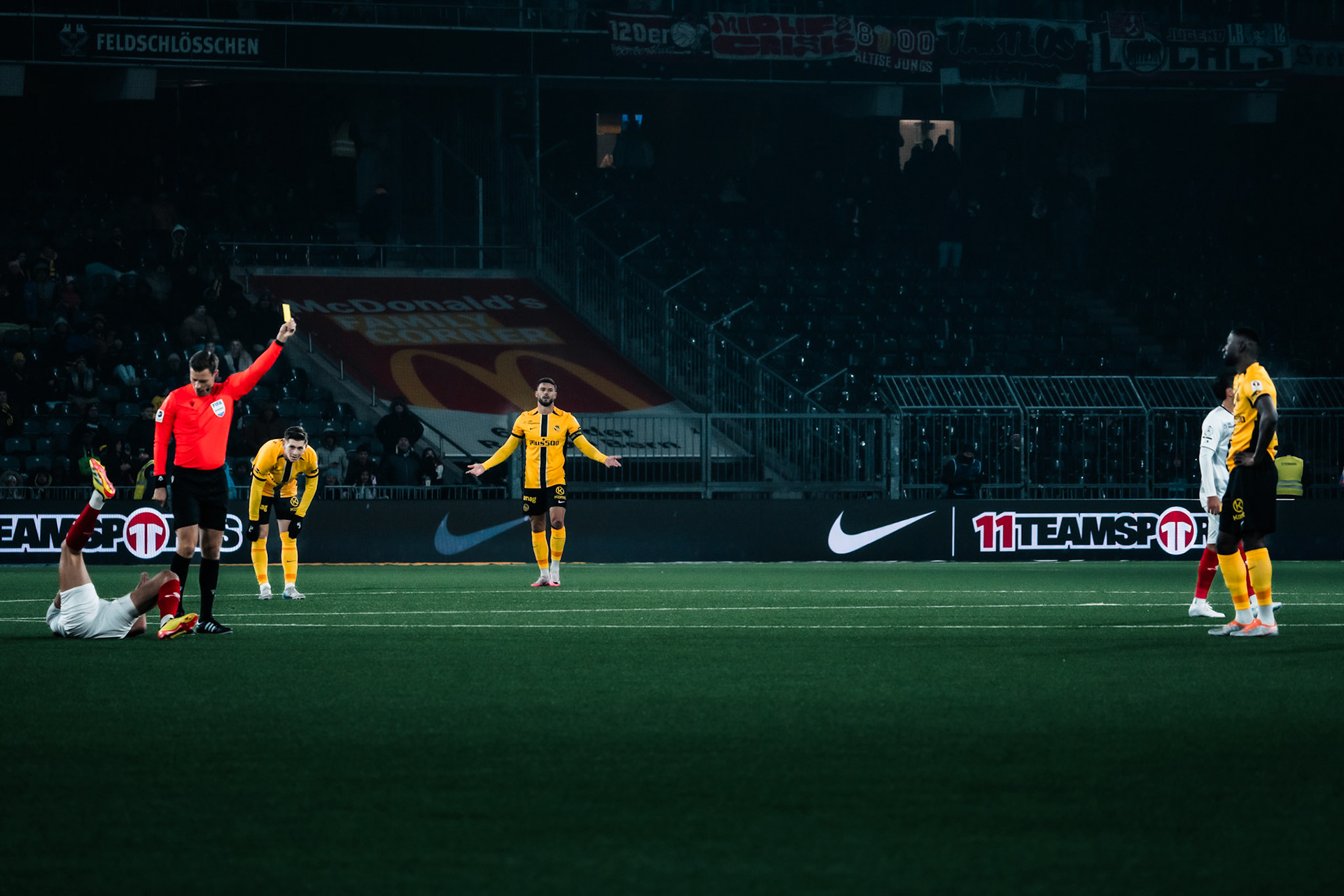 Urs Schnyder, Arbitre principal donnant un carton jaune à Silvere Ganvoula, Attaquant du BSC Young Boys lors du match entre BSC Young Boys et FC Winterthur au Stadion Wankdorf. (Christian António/LibsVisuals.com)
