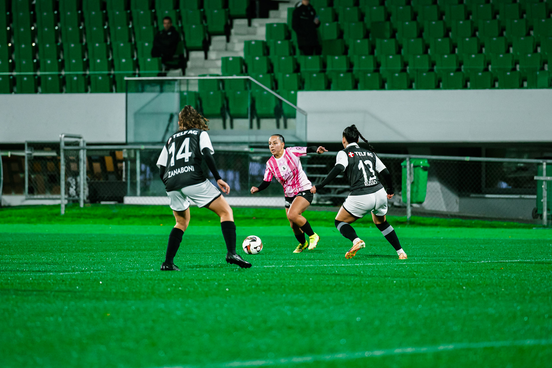 Match de championnat LNB féminine opposant Yverdon Sport FC et le FC Lugano au Stade Municipal, Yverdon-les-Bains. (Christian António / LibsVisuals.com)