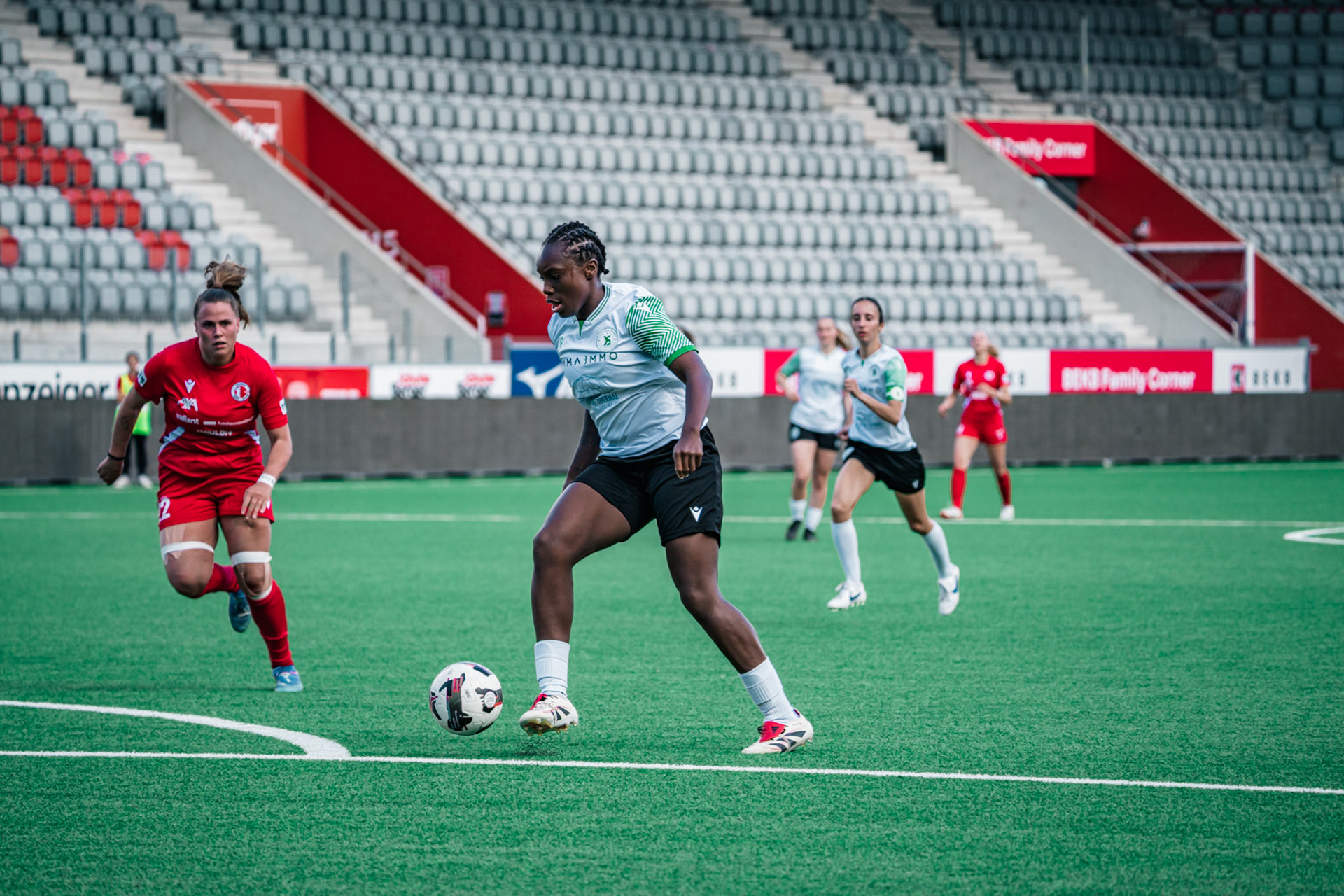 Frauenteam Thun Berner-Oberland et Yverdon Sport FC à la Stockhorn Arena. (Christian António/LibsVisuals.com)