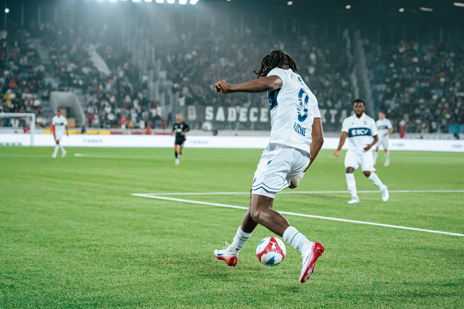 Match aller du tour de barrage de l’UEFA Europa Conference League 2025/26 opposant Lausanne-Sport et le Beşiktaş JK au Stade de la Tuilière. (Christian António/LibsVisuals.com)