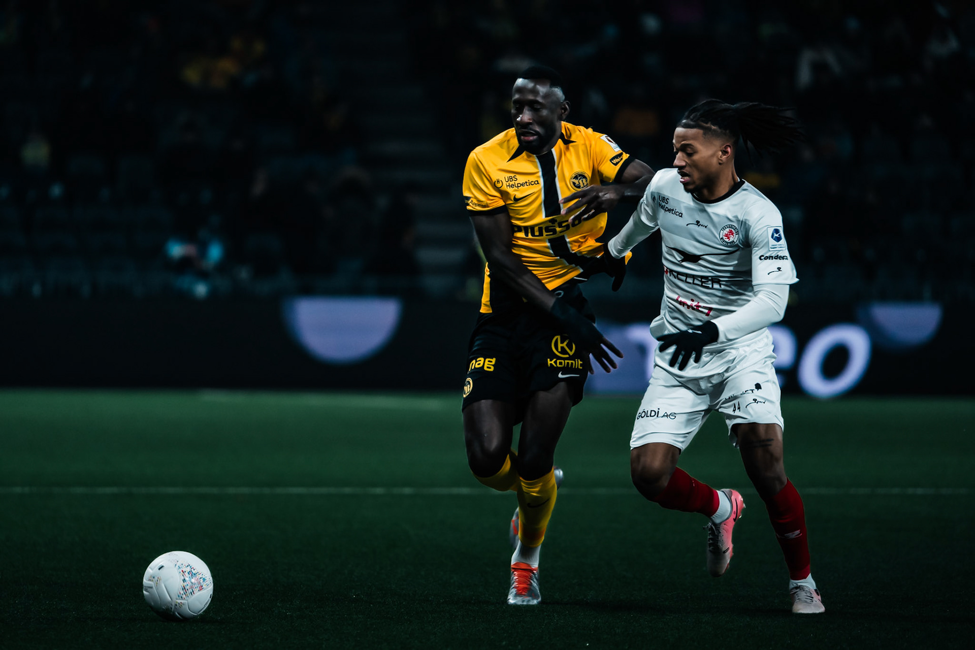Silvere Ganvoula, Attaquant du BSC Young Boys et Stéphane Cueni, Milieu du FC Winterthur lors du match entre BSC Young Boys et FC Winterthur au Stadion Wankdorf. (Christian António/LibsVisuals.com)