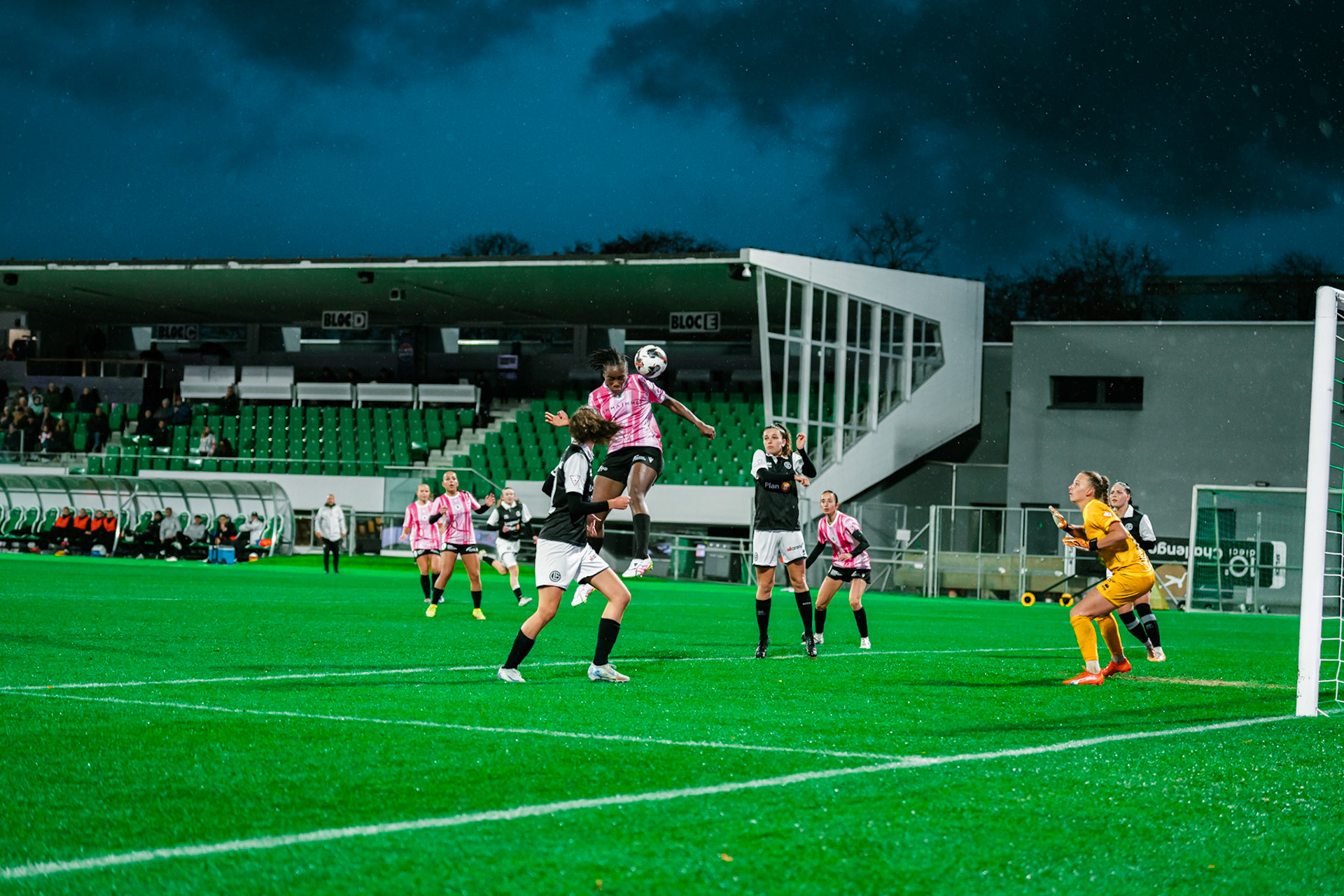 Match de championnat LNB féminine opposant Yverdon Sport FC et le FC Lugano au Stade Municipal, Yverdon-les-Bains. (Christian António / LibsVisuals.com)