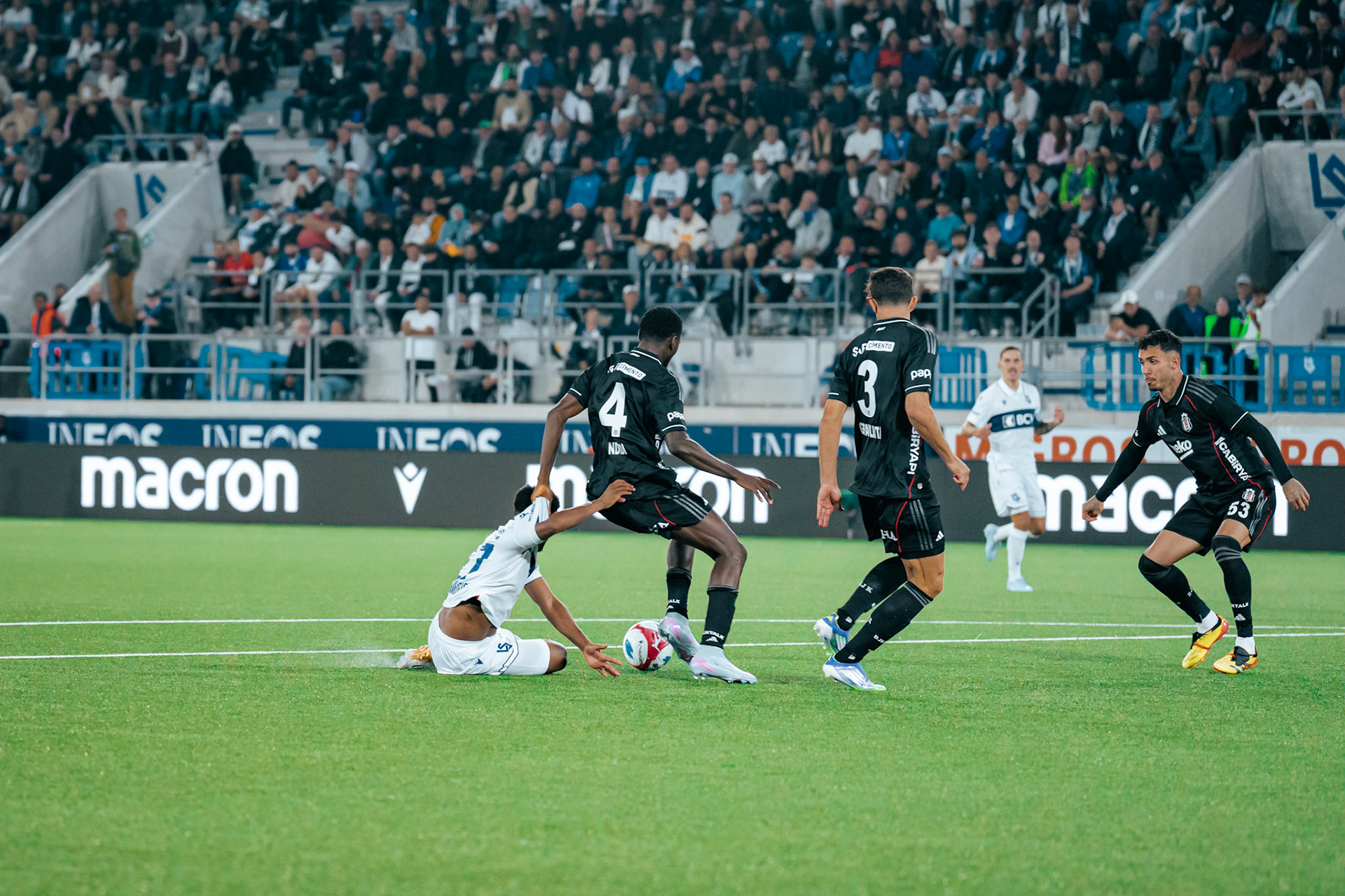 Match aller du tour de barrage de l’UEFA Europa Conference League 2025/26 opposant Lausanne-Sport et le Beşiktaş JK au Stade de la Tuilière. (Christian António/LibsVisuals.com)