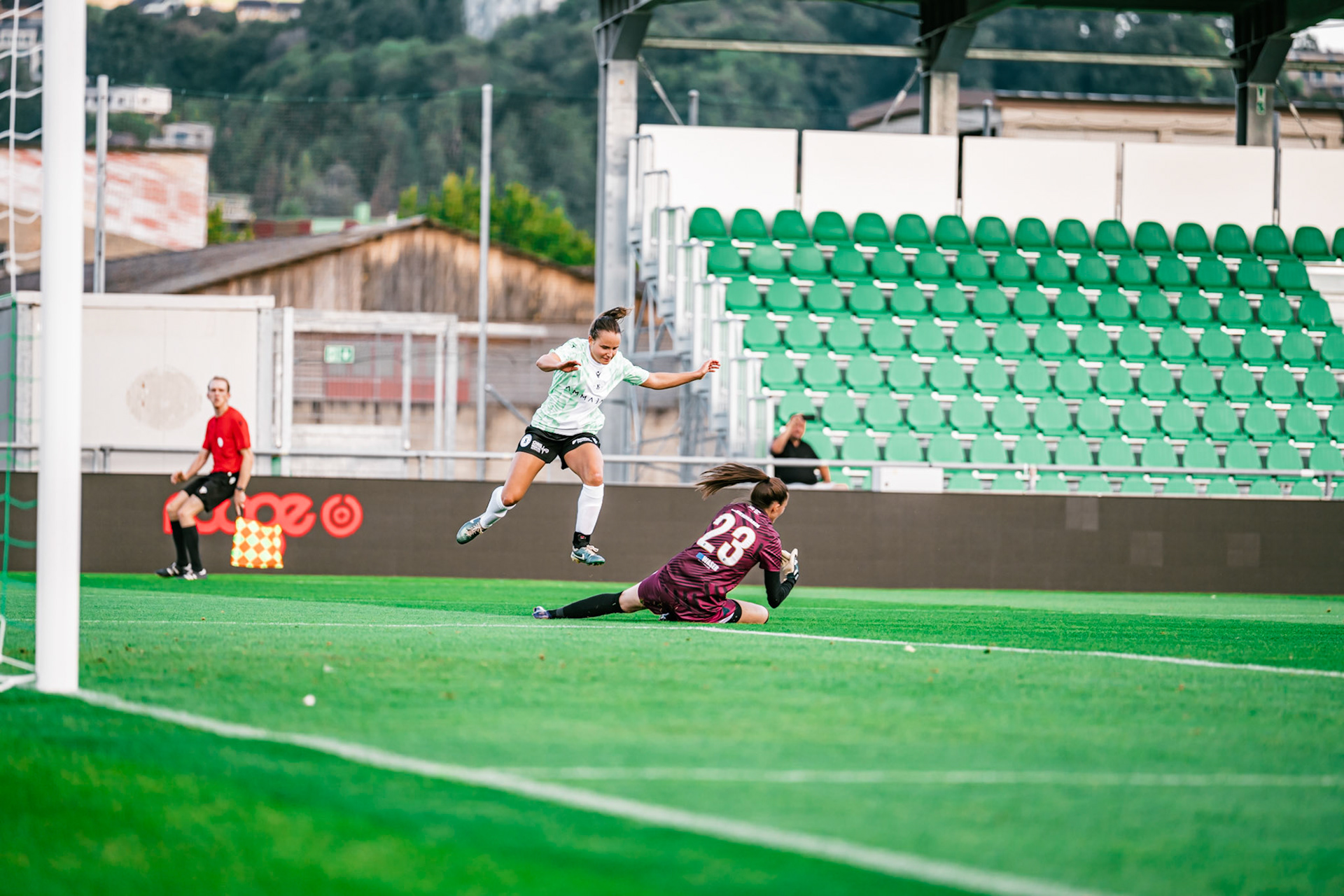 Match championnat LNB féminine opposant Yverdon Sport FC et FC Schlieren au Stade Municipal. (Christian António/LibsVisuals.com)