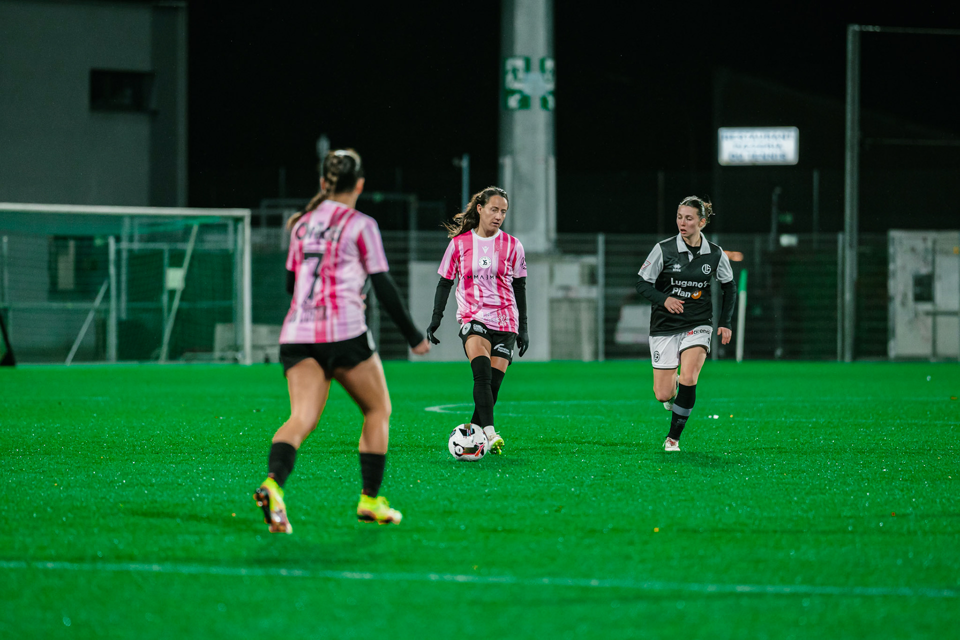 Match de championnat LNB féminine opposant Yverdon Sport FC et le FC Lugano au Stade Municipal, Yverdon-les-Bains. (Christian António / LibsVisuals.com)