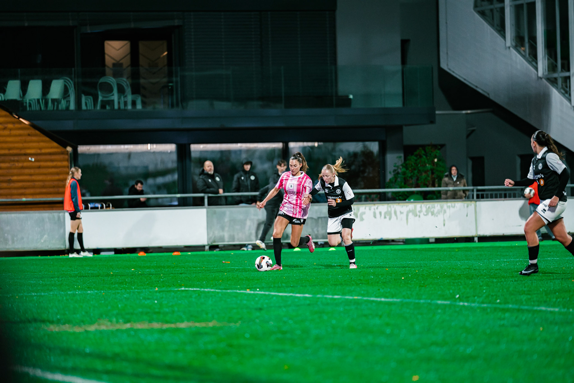 Match de championnat LNB féminine opposant Yverdon Sport FC et le FC Lugano au Stade Municipal, Yverdon-les-Bains. (Christian António / LibsVisuals.com)