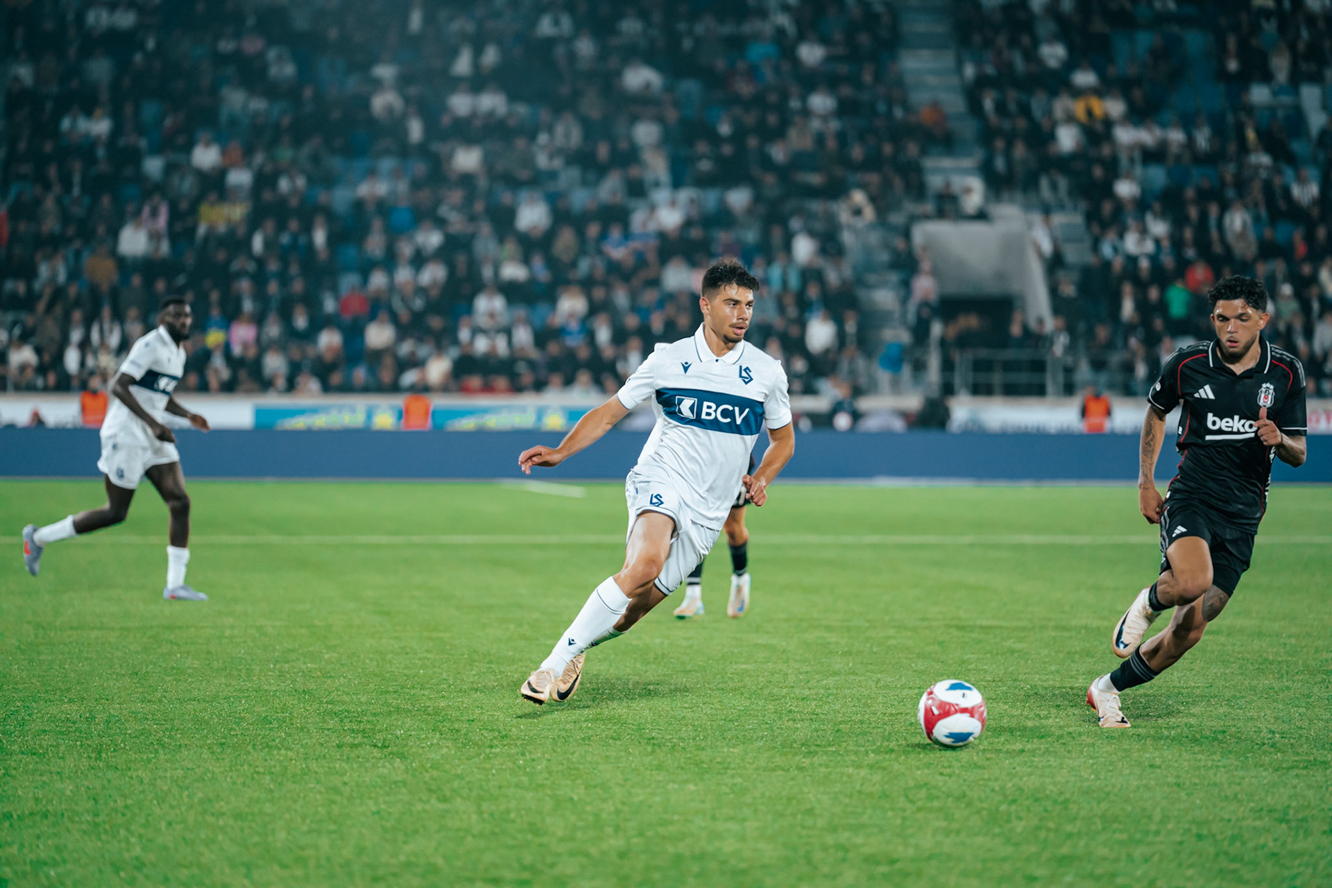 Match aller du tour de barrage de l’UEFA Europa Conference League 2025/26 opposant Lausanne-Sport et le Beşiktaş JK au Stade de la Tuilière. (Christian António/LibsVisuals.com)