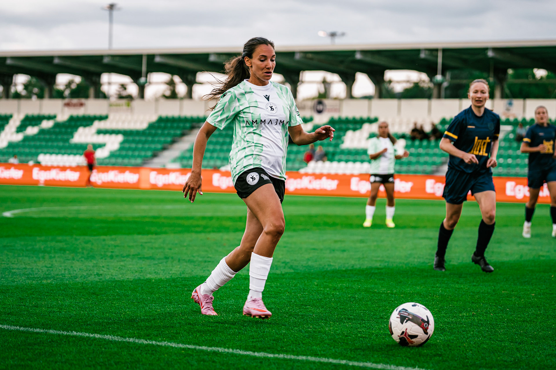 Match championnat LNB féminine opposant Yverdon Sport FC et FC Schlieren au Stade Municipal. (Christian António/LibsVisuals.com)