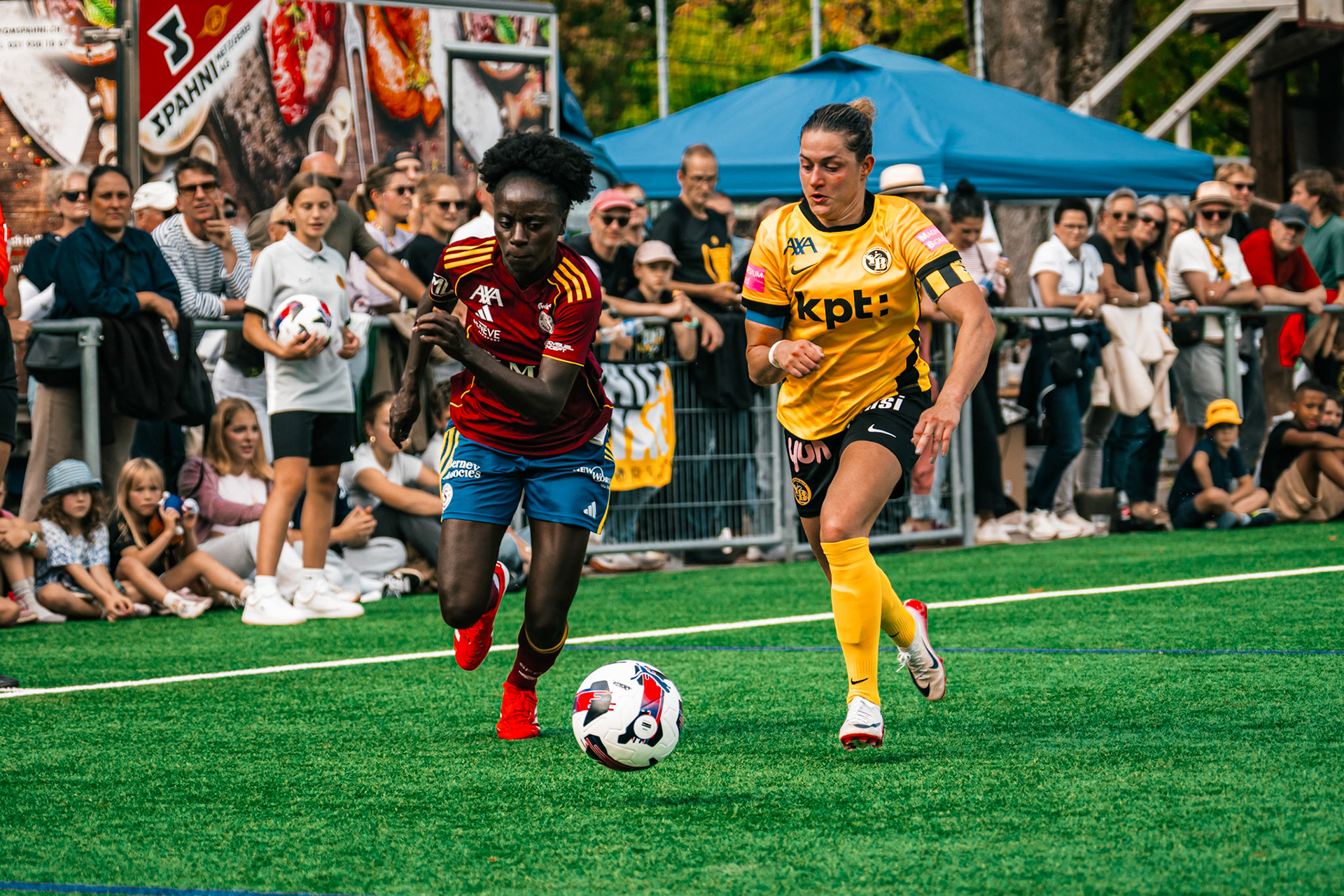 Match de l’AXA Women’s Super League opposant BSC YB Frauen et Servette FC Chênois Féminin au Spitalacker (Kunstrasenfeld), Bern. (Christian António/LibsVisuals.com)