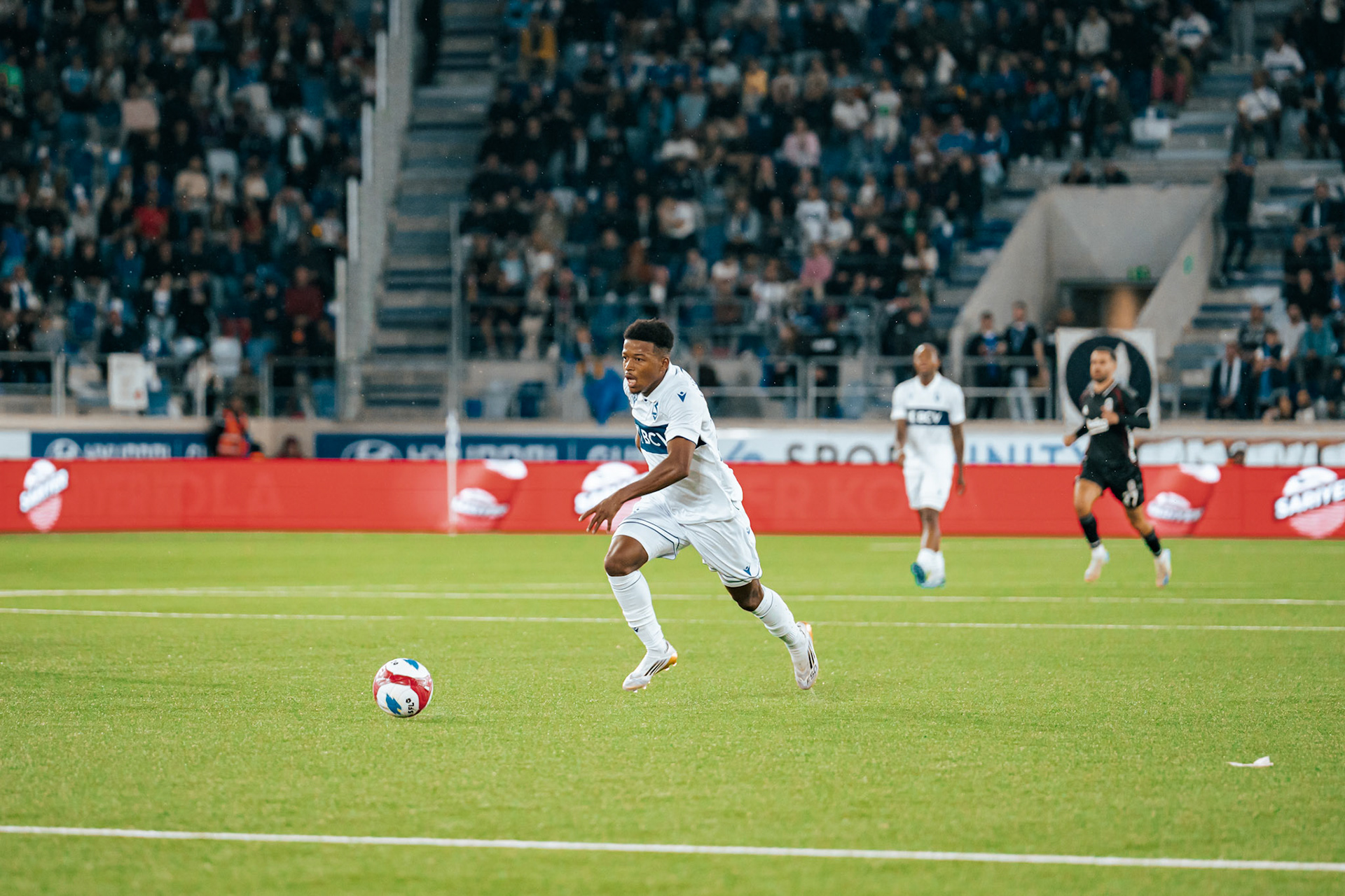 Match aller du tour de barrage de l’UEFA Europa Conference League 2025/26 opposant Lausanne-Sport et le Beşiktaş JK au Stade de la Tuilière. (Christian António/LibsVisuals.com)
