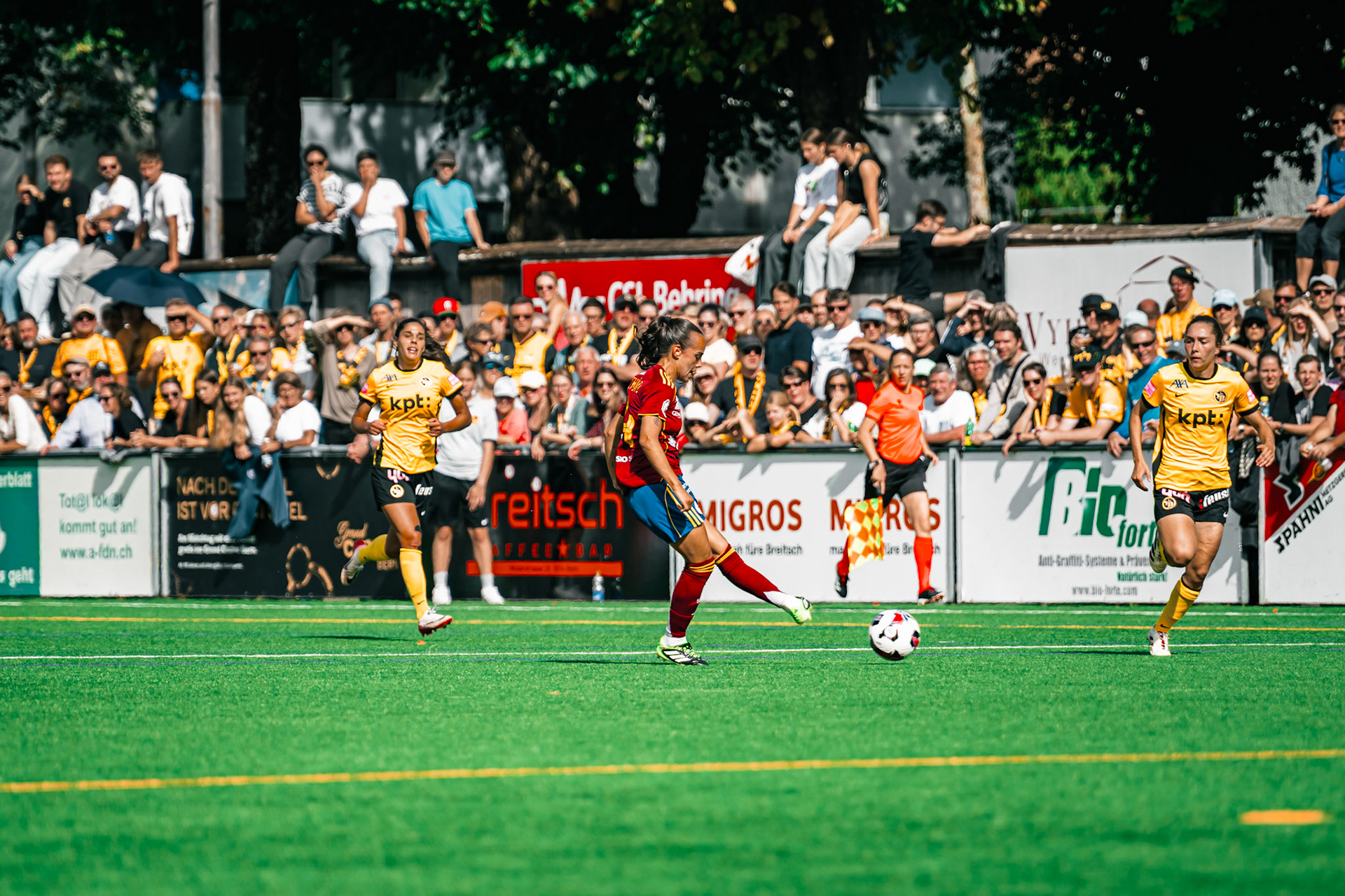 Match de l’AXA Women’s Super League opposant BSC YB Frauen et Servette FC Chênois Féminin au Spitalacker (Kunstrasenfeld), Bern. (Christian António/LibsVisuals.com)