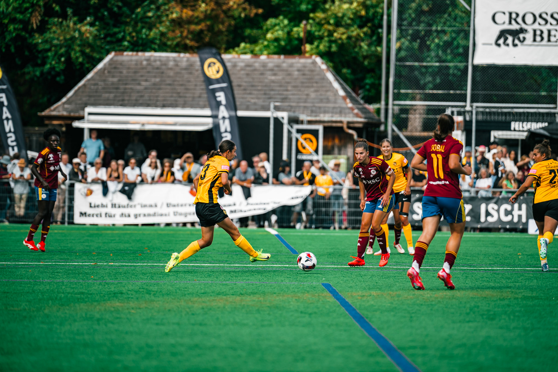 Match de l’AXA Women’s Super League opposant BSC YB Frauen et Servette FC Chênois Féminin au Spitalacker (Kunstrasenfeld), Bern. (Christian António/LibsVisuals.com)