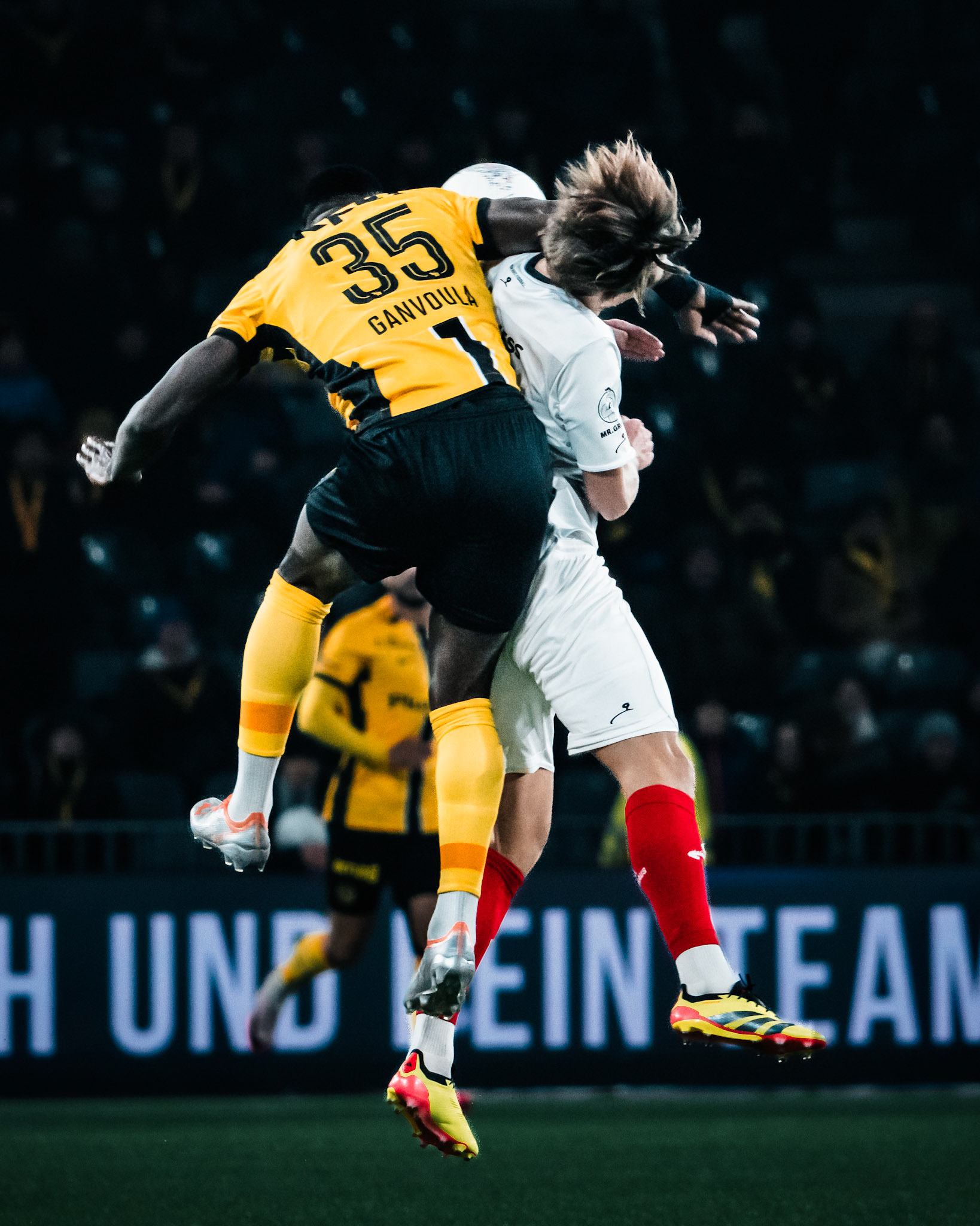 Silvere Ganvoula, Attaquant du BSC Young Boys et Loïc Lüthi, Défenseur du FC Winterthur lors du match entre BSC Young Boys et FC Winterthur au Stadion Wankdorf. (Christian António/LibsVisuals.com)