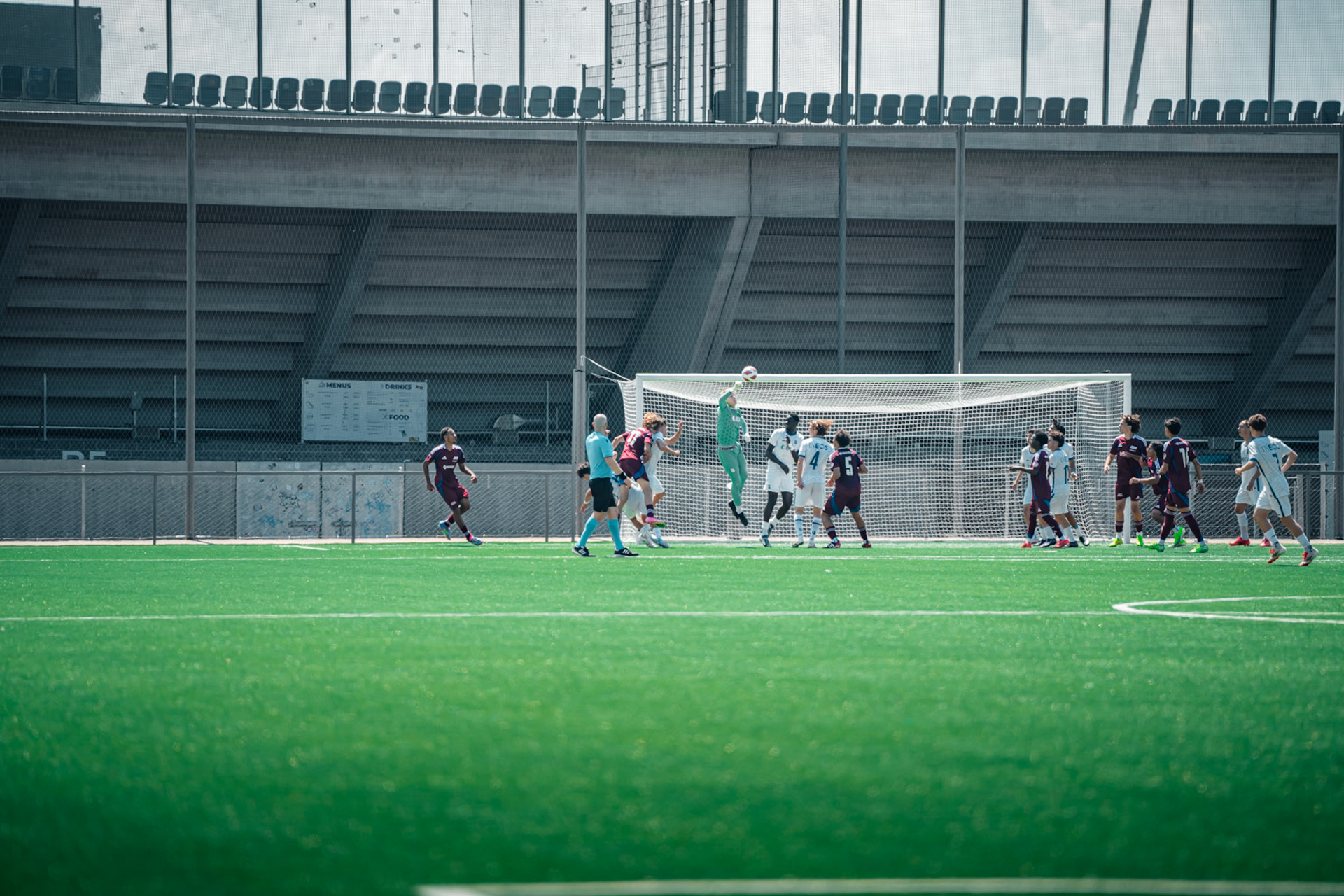 FC Lausanne-Sport M-17 et Servette FC M-17 au Centre sportif+ Stade de la Tuilière. (Christian António/LibsVisuals.com)