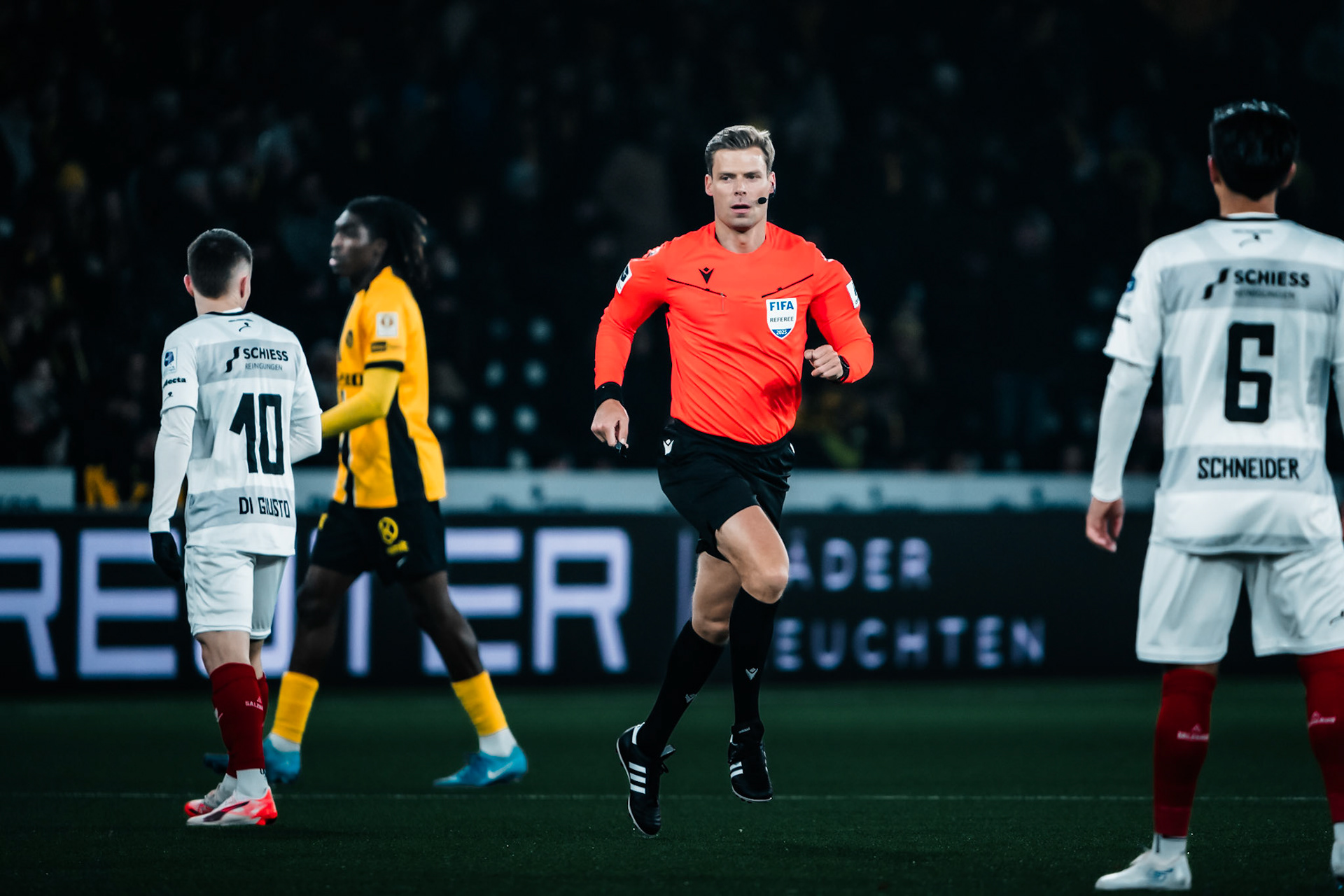 Urs Schnyder, Arbitre principal lors du match entre BSC Young Boys et FC Winterthur au Stadion Wankdorf. (Christian António/LibsVisuals.com)
