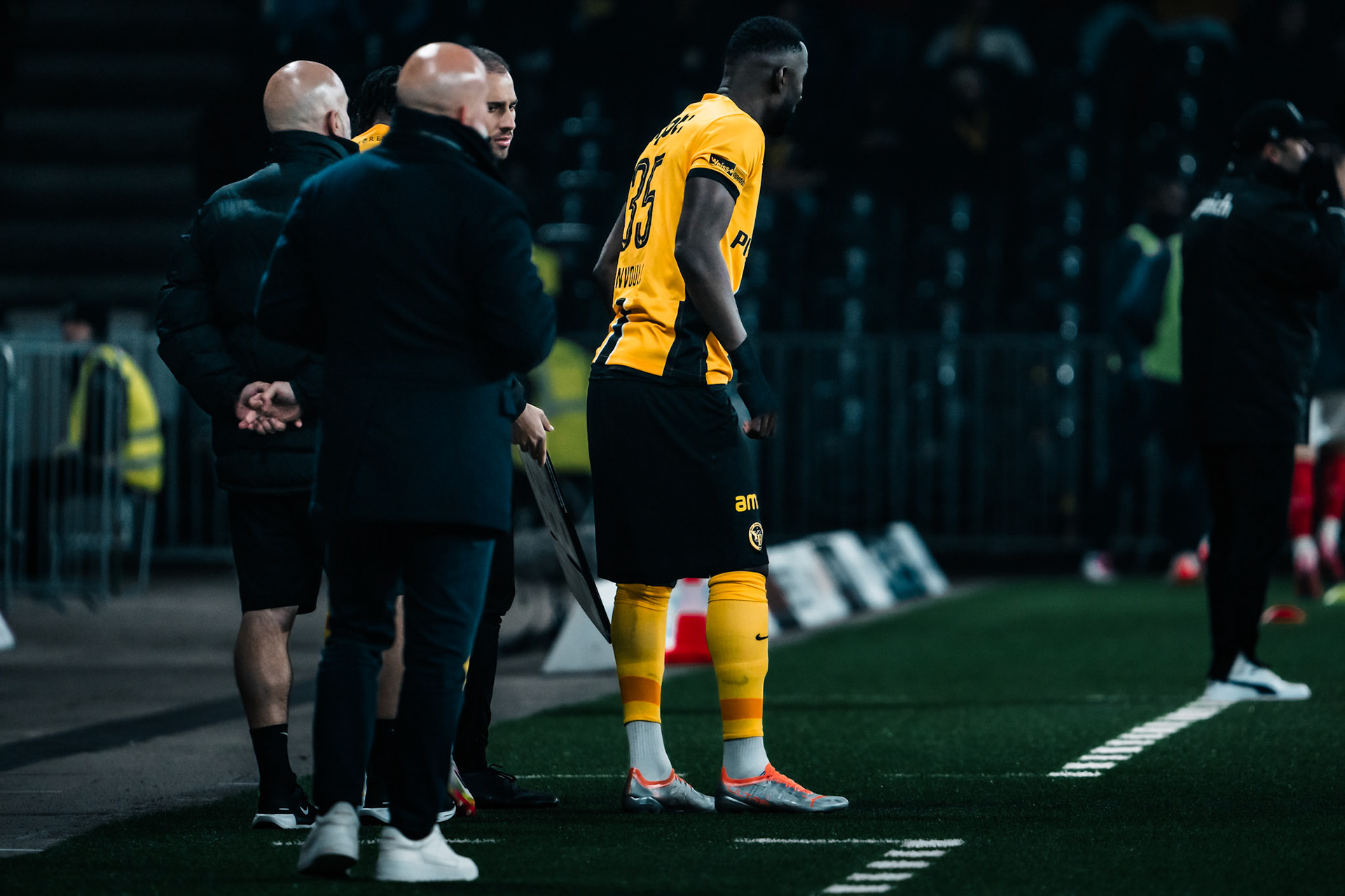 Préparation d’un changement de joueur lors du match entre BSC Young Boys et FC Winterthur au Stadion Wankdorf. (Christian António/LibsVisuals.com)