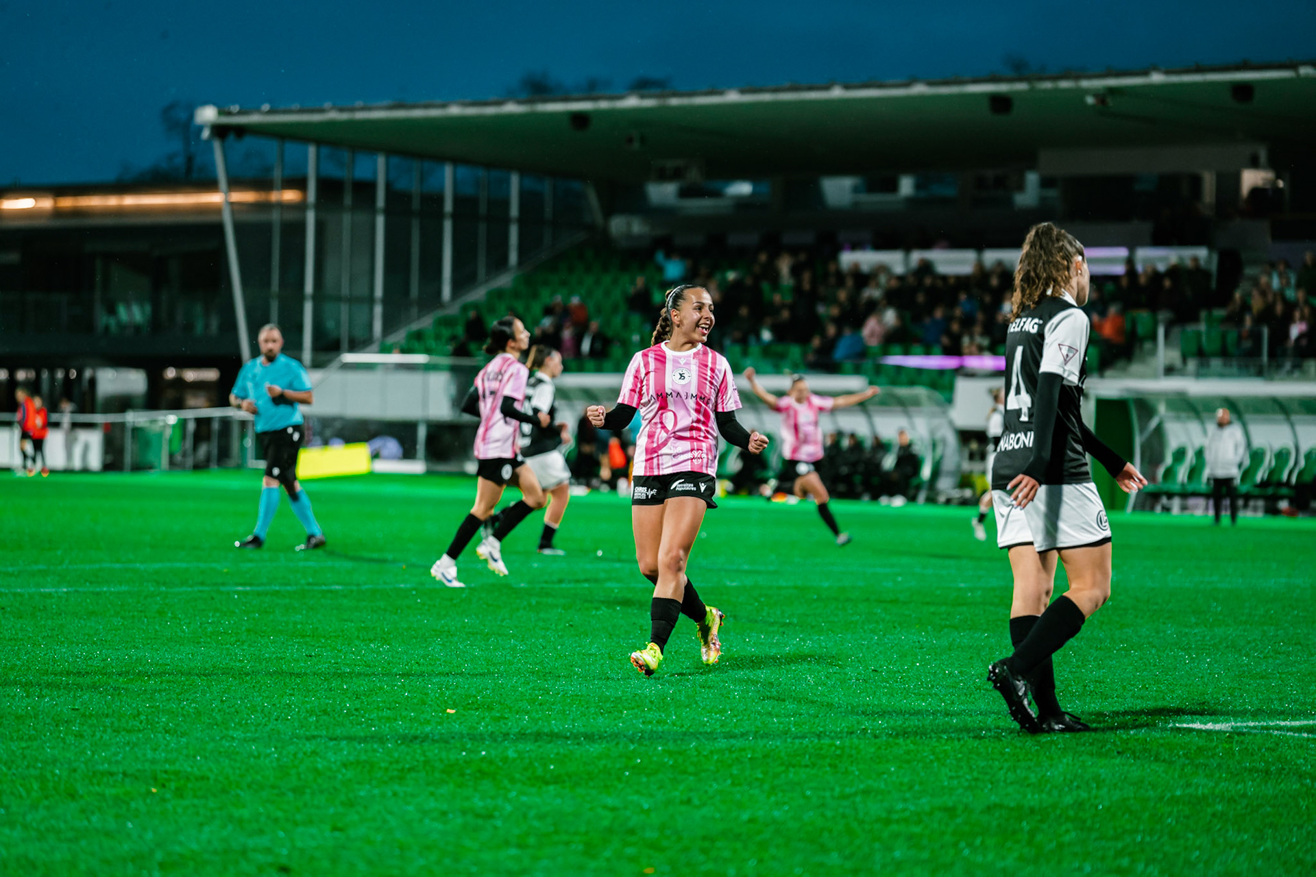 Match de championnat LNB féminine opposant Yverdon Sport FC et le FC Lugano au Stade Municipal, Yverdon-les-Bains. (Christian António / LibsVisuals.com)
