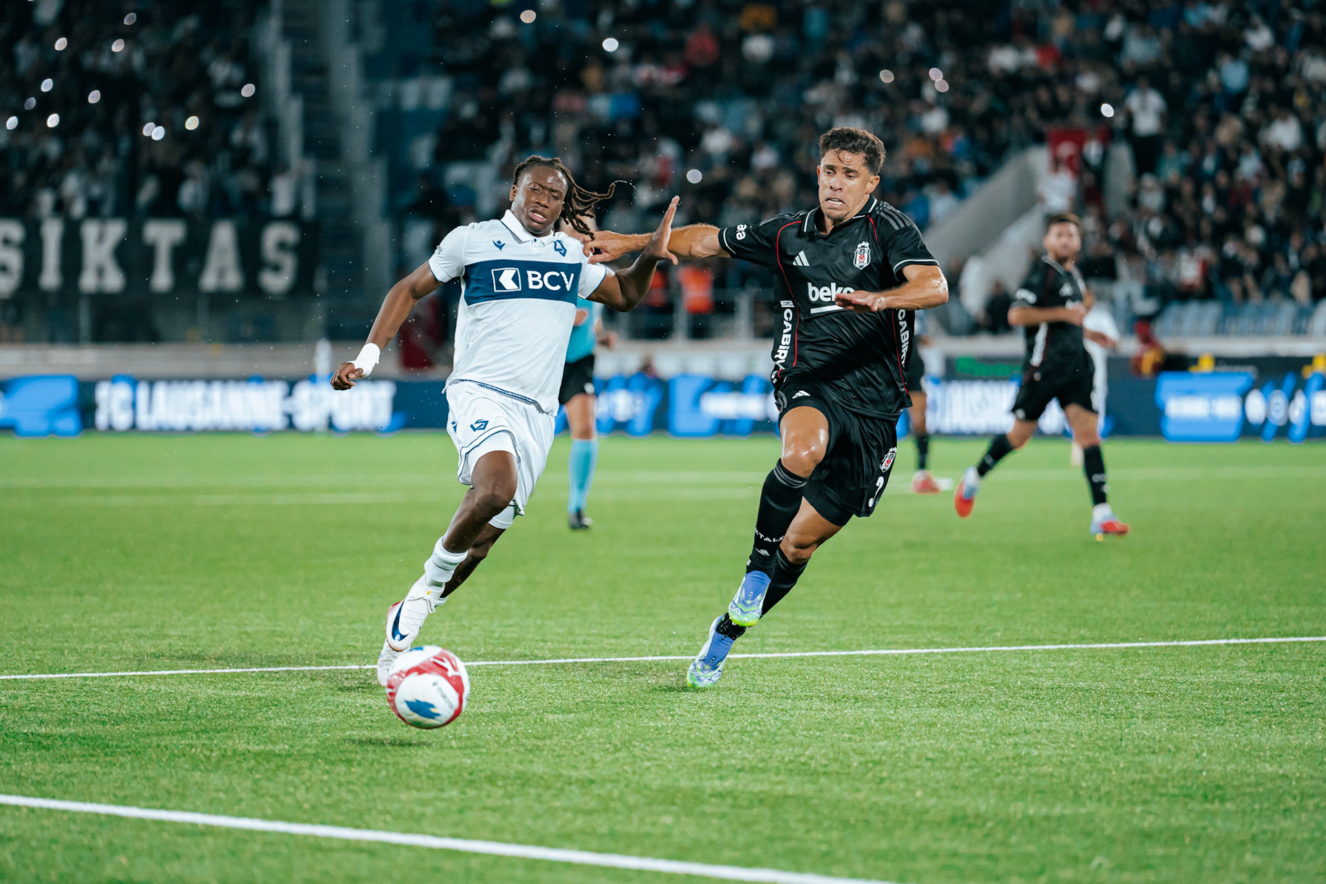 Match aller du tour de barrage de l’UEFA Europa Conference League 2025/26 opposant Lausanne-Sport et le Beşiktaş JK au Stade de la Tuilière. (Christian António/LibsVisuals.com)